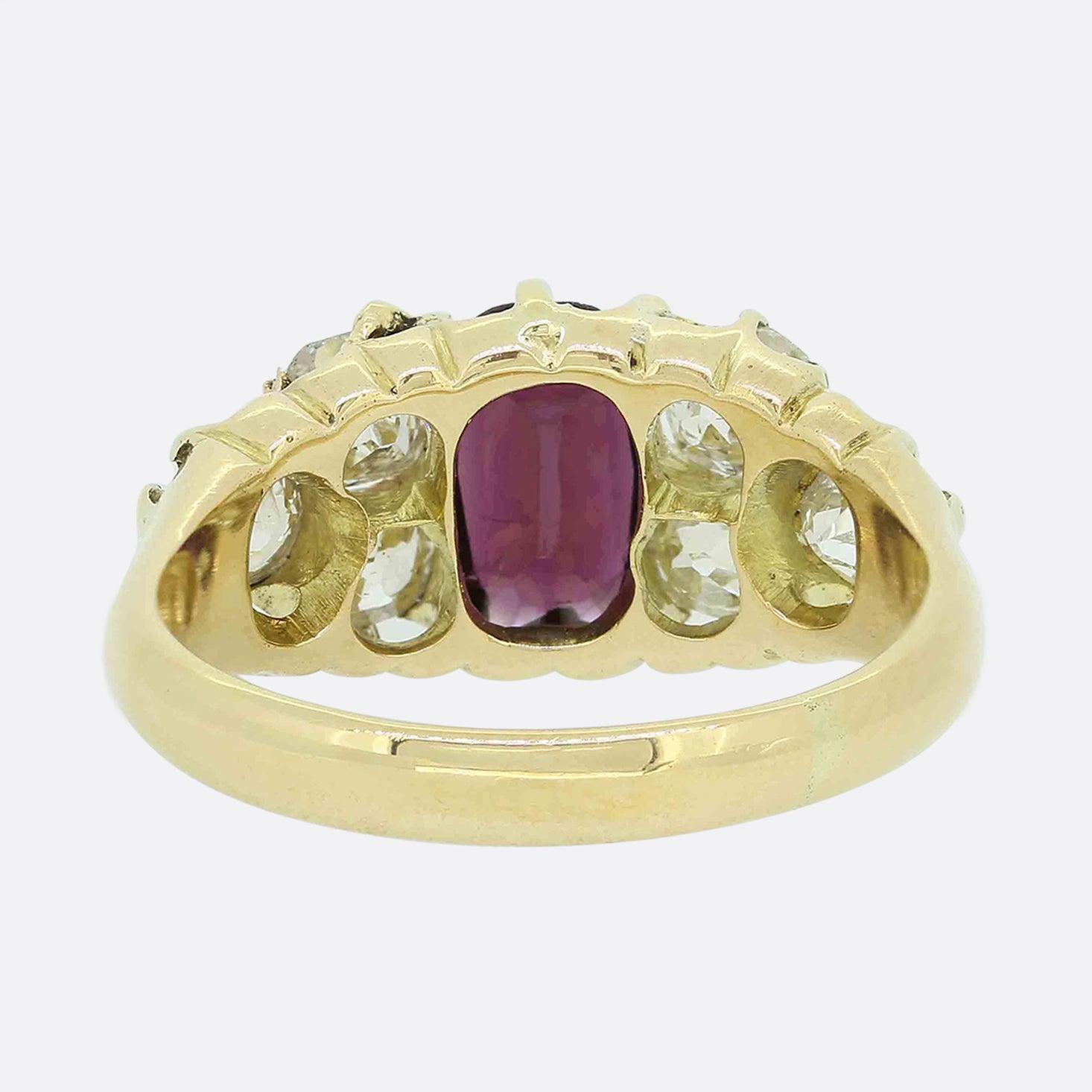 Taglio antico europeo Anello vittoriano con granato e diamanti a grappolo in vendita
