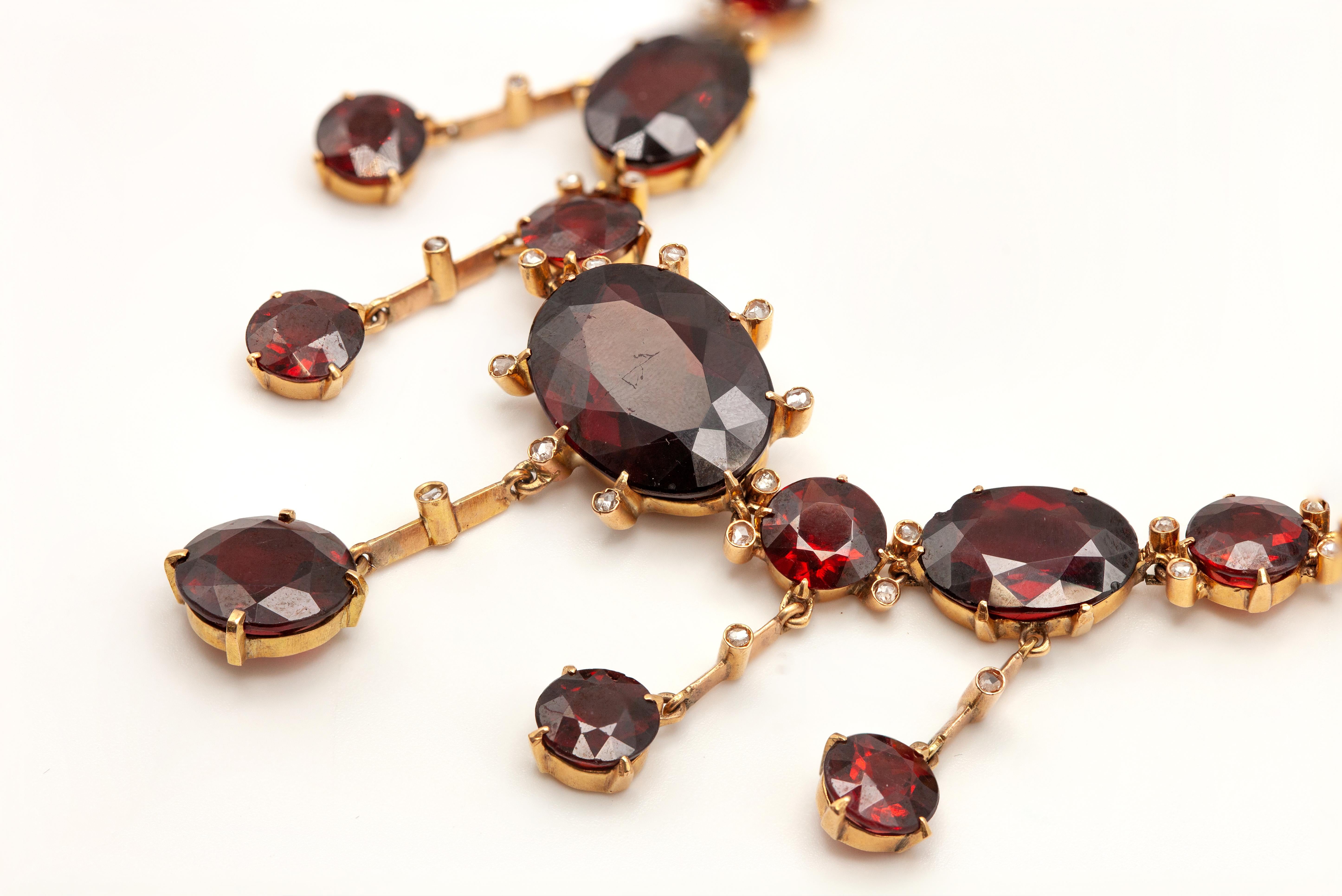 Taglio rotondo Collana vittoriana con granato e diamanti in oro 14K in vendita