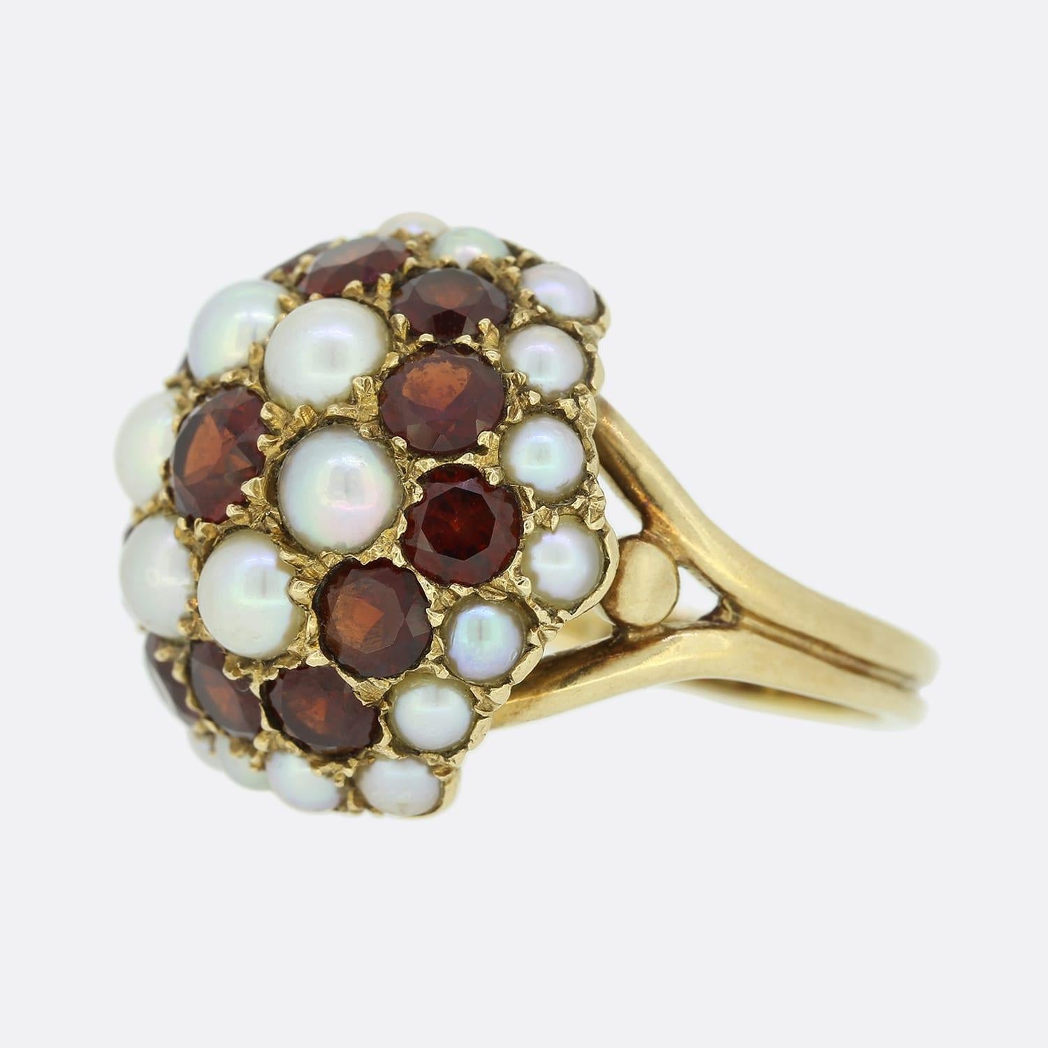 Questo è un anello vittoriano con granato e perle. L'anello è incastonato con un granato centrale circondato da sei perle, poi un bordo di dodici granati e un ultimo bordo di perle. L'anello è stato realizzato in oro giallo 9ct con una fascia