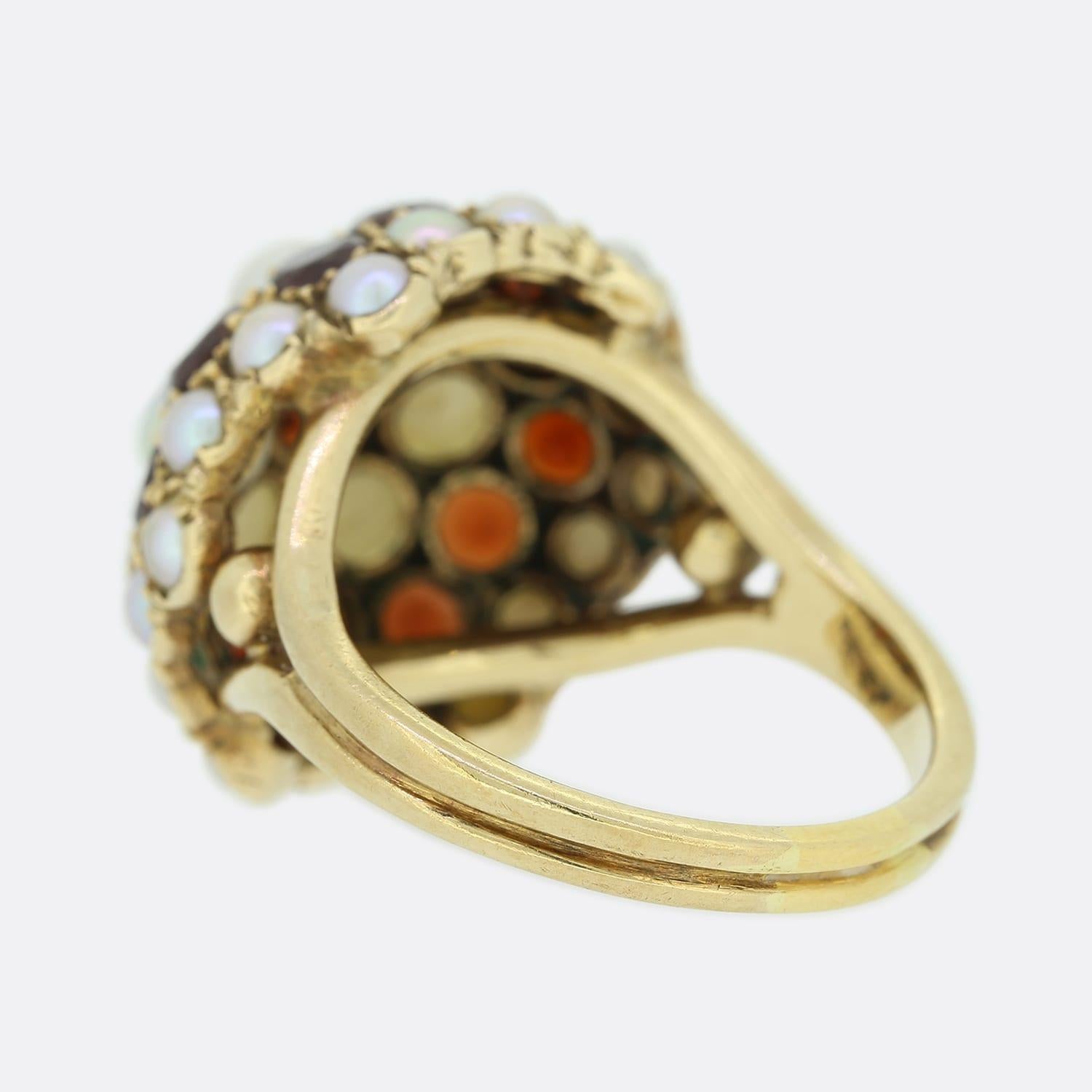 Anello vittoriano con granato e perle a grappolo In condizioni buone in vendita a London, GB