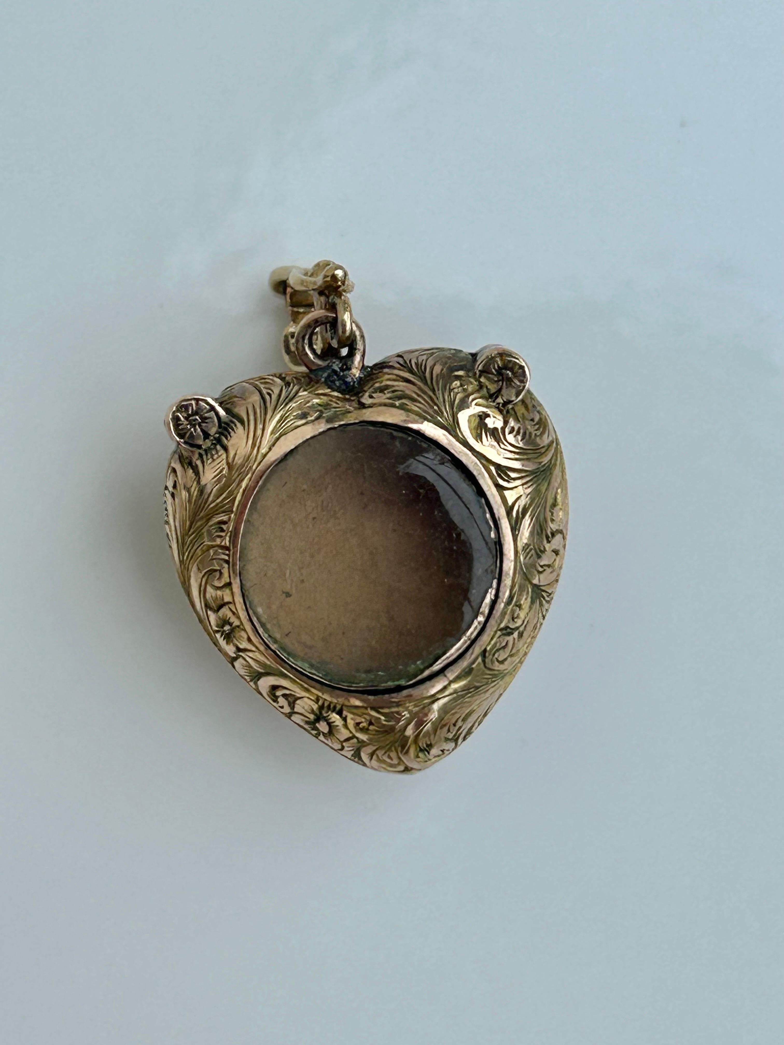 Victorian Garnet and Pearl Padlock / Locket Back Heart Pendant 

gorgeous engraved pendant which was originally a padlock

The item comes without the box in the photos but will be presented in an Howard’s Antique gift box

Measurements: weight