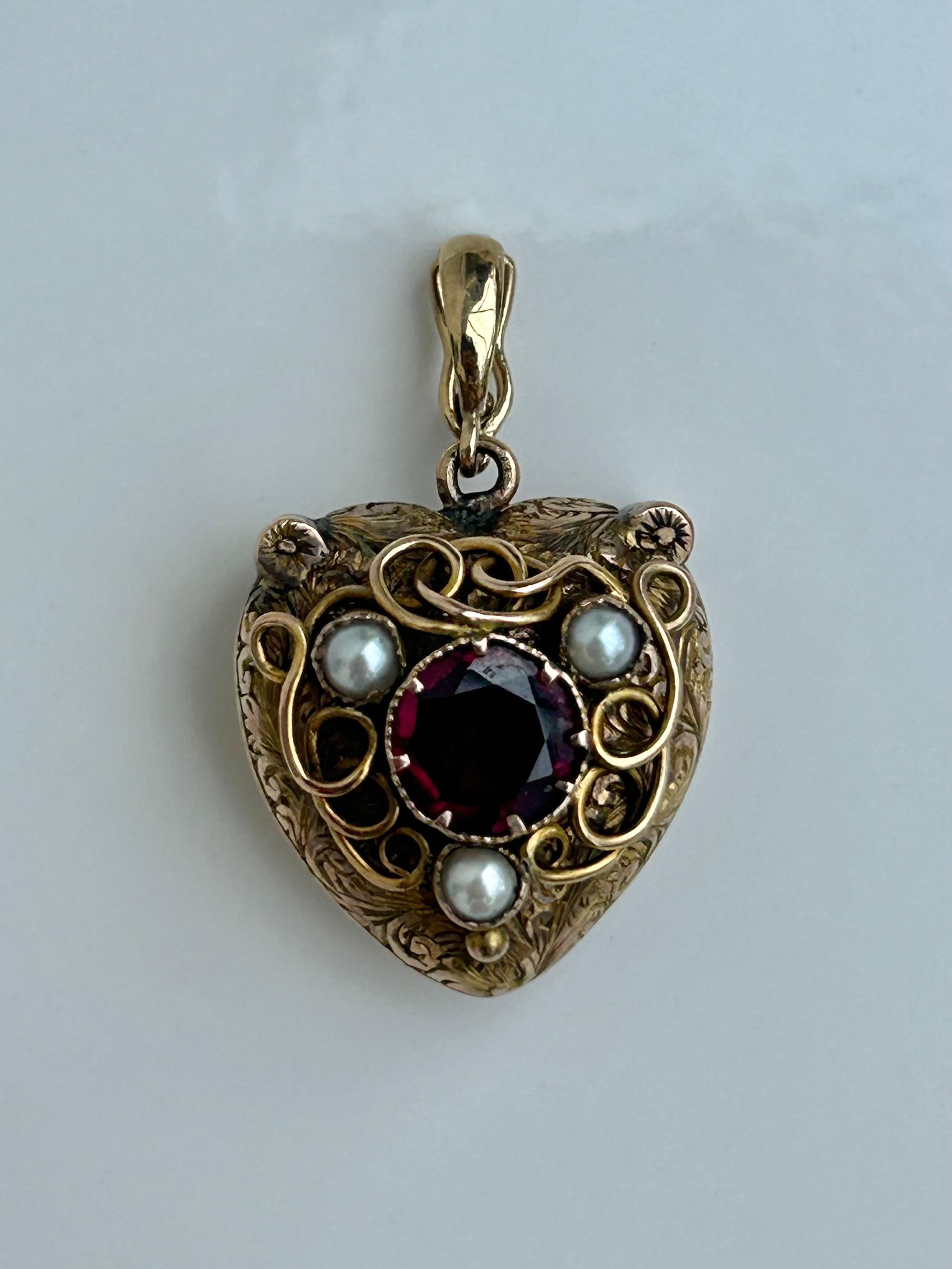 Victorian Garnet and Pearl Padlock / Locket Back Heart Pendant  In Good Condition In Chipping Campden, GB