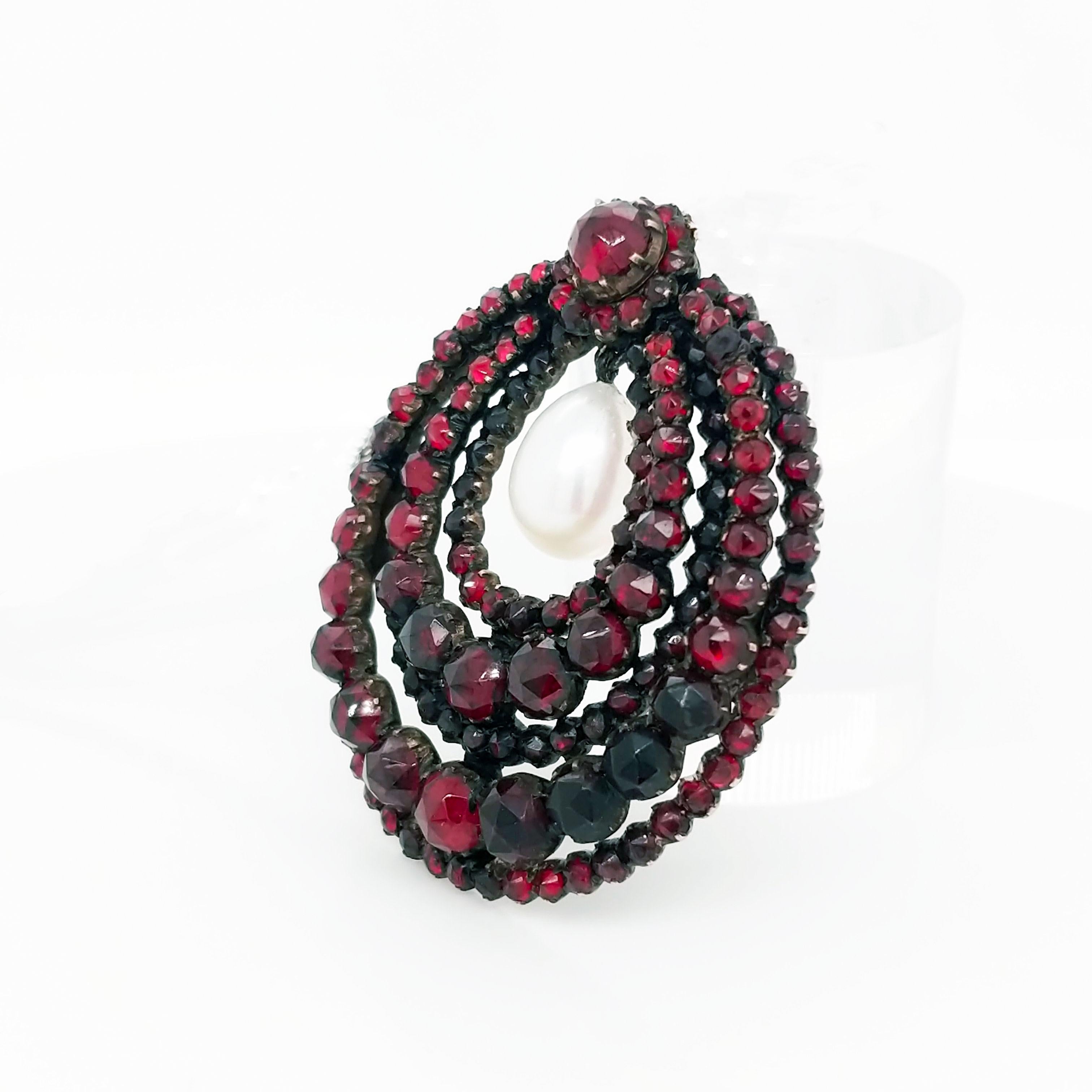 This necklace is just lovely! Made of sterling silver and gorgeous deep red garnets with an articulated cultured pearl in the center, this necklace will surely draw oodles of compliments your way! This beautiful Victorian necklace is on an 18