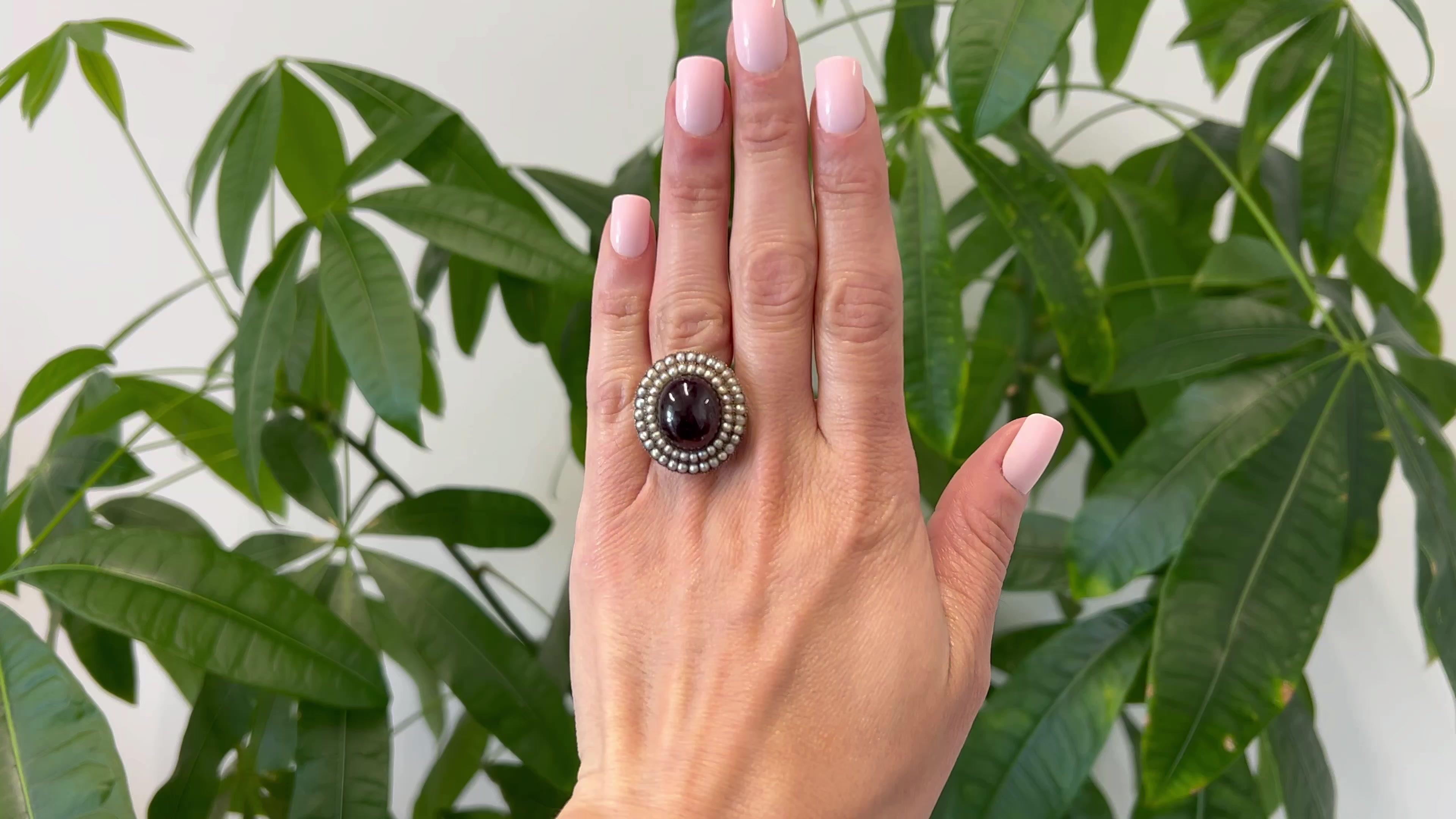 Eine viktorianische Granat und Seed Pearl 14k Gelbgold geschlossen zurück Ring. Mit einem Cabochon-Granat von etwa 13.45 Karat. Der Granat ist in geschlossener Fassung sortiert. Akzentuiert durch 60 Saatperlen in silberner bis hellcremefarbener