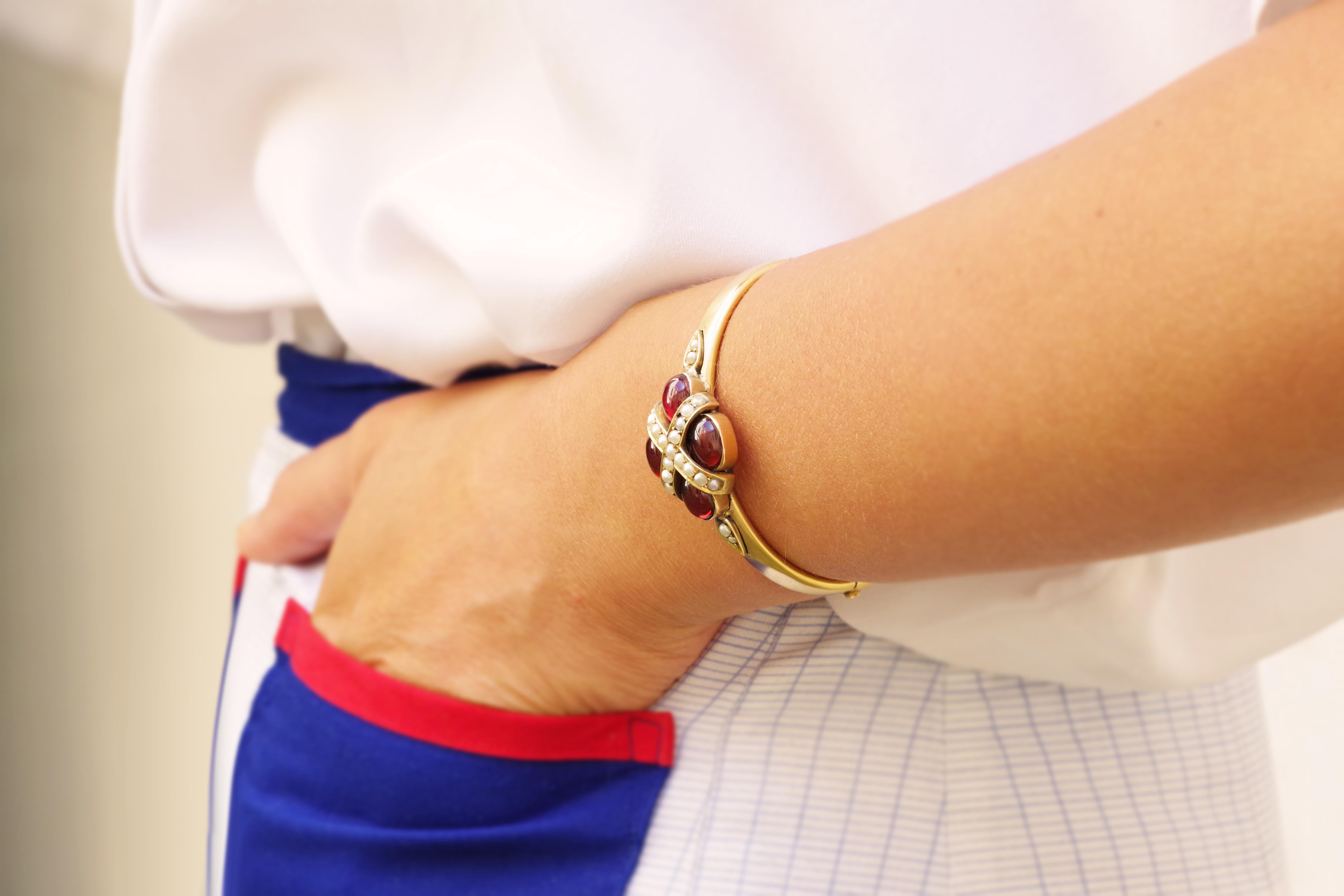 Victorian garnet bangle bracelet in 18k gold In Fair Condition For Sale In PARIS, FR