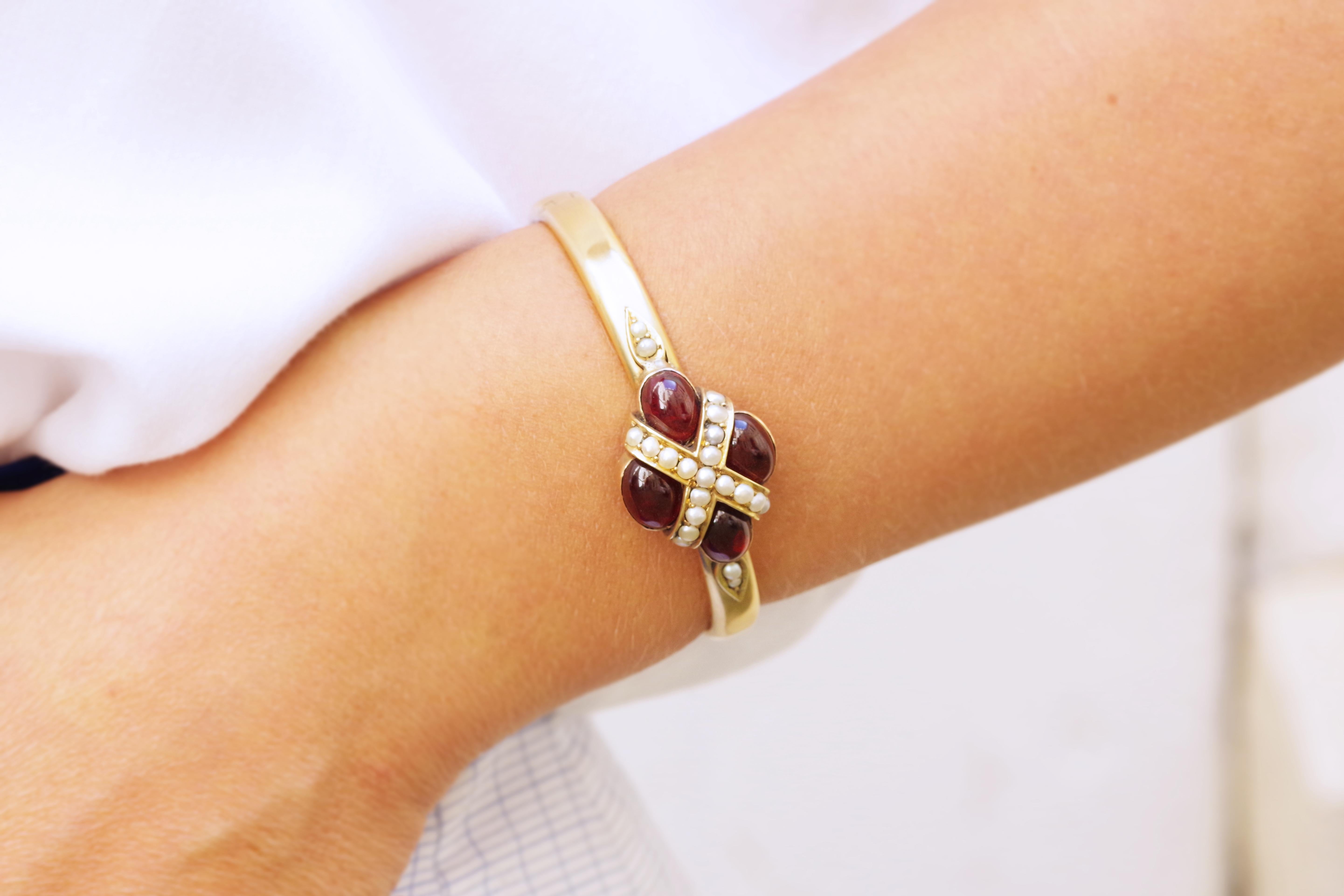 Women's or Men's Victorian garnet bangle bracelet in 18k gold For Sale