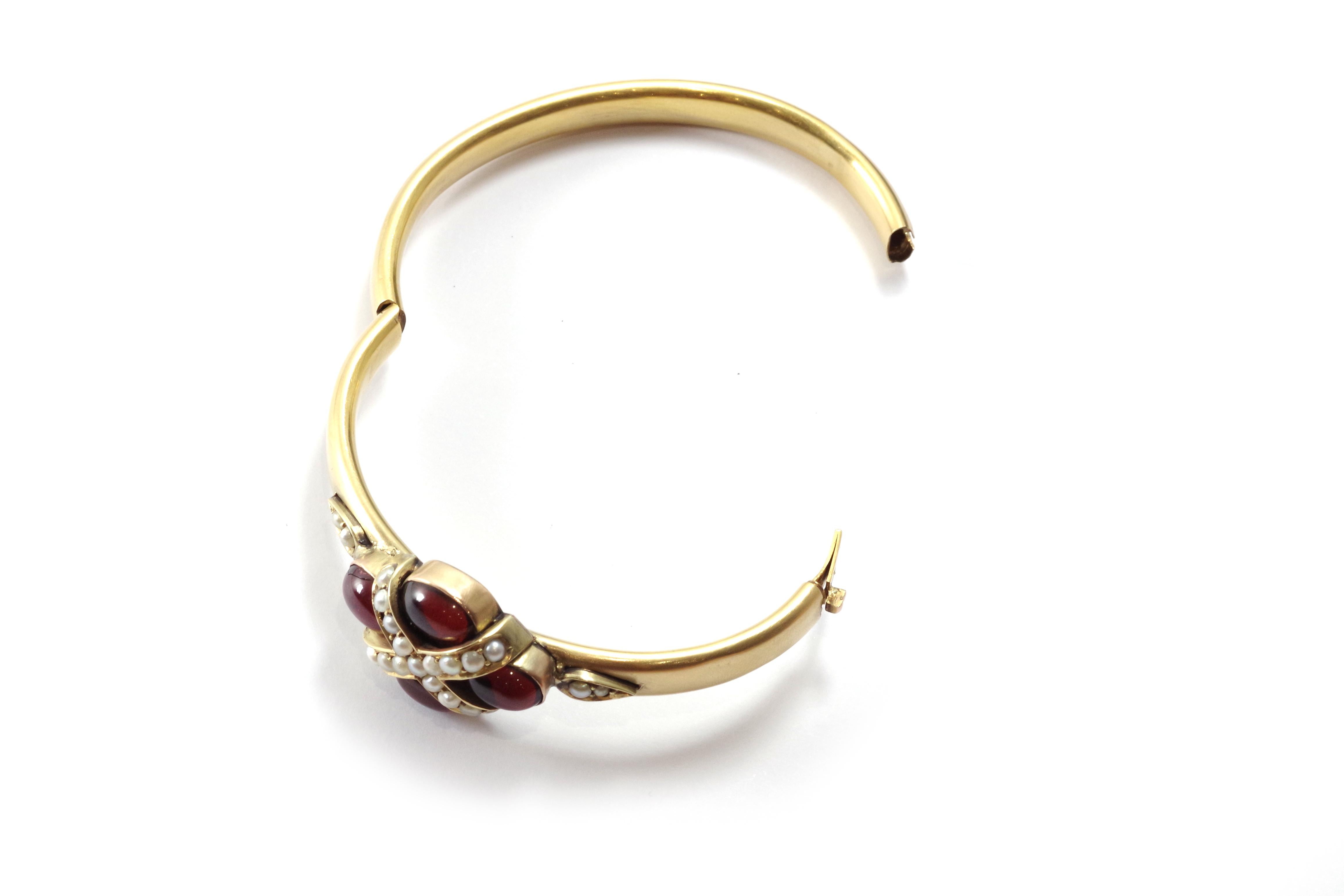 Victorian garnet bangle bracelet in 18k gold For Sale 2
