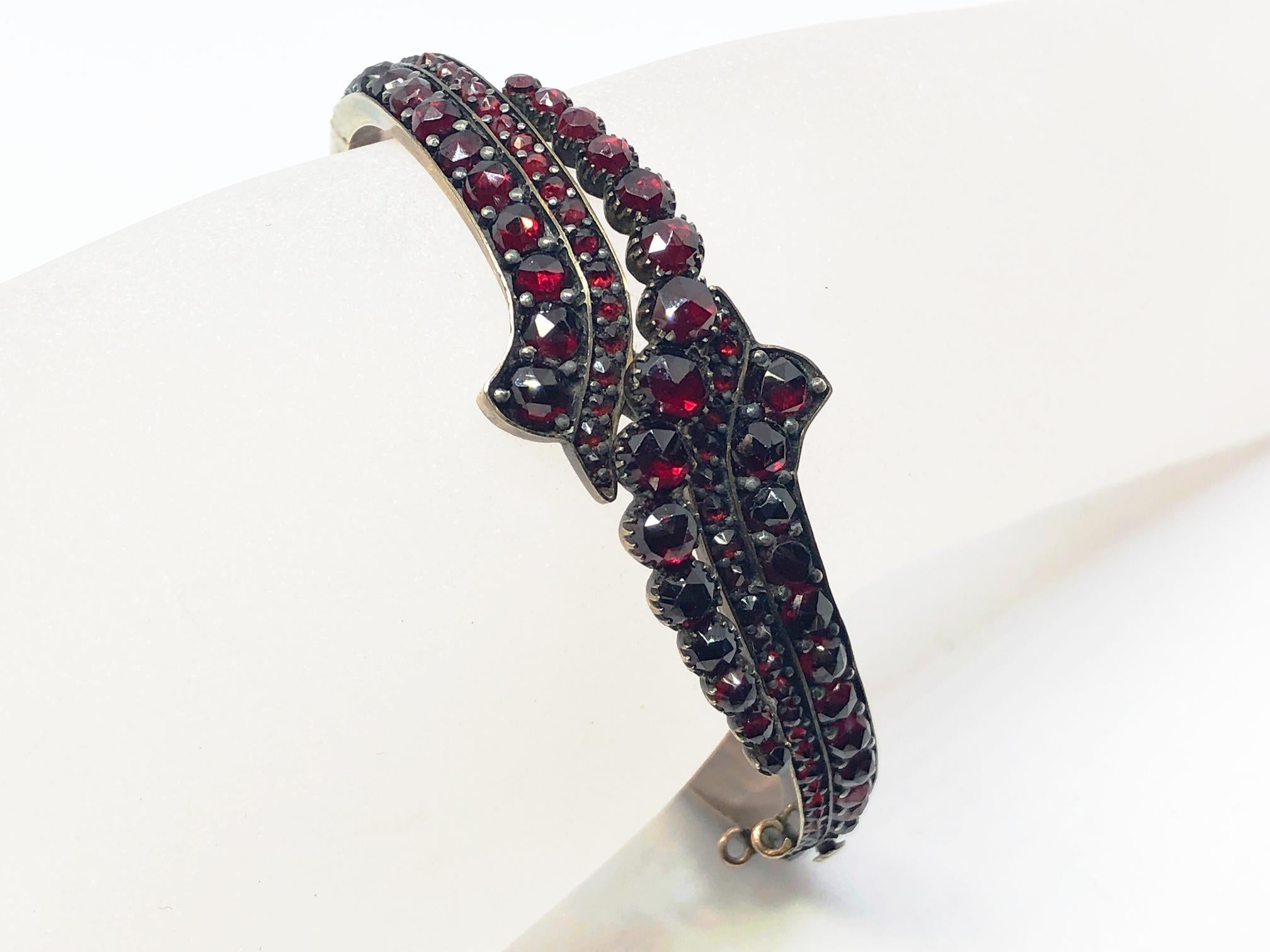 Victorian Garnet Bangle In Good Condition In London, GB