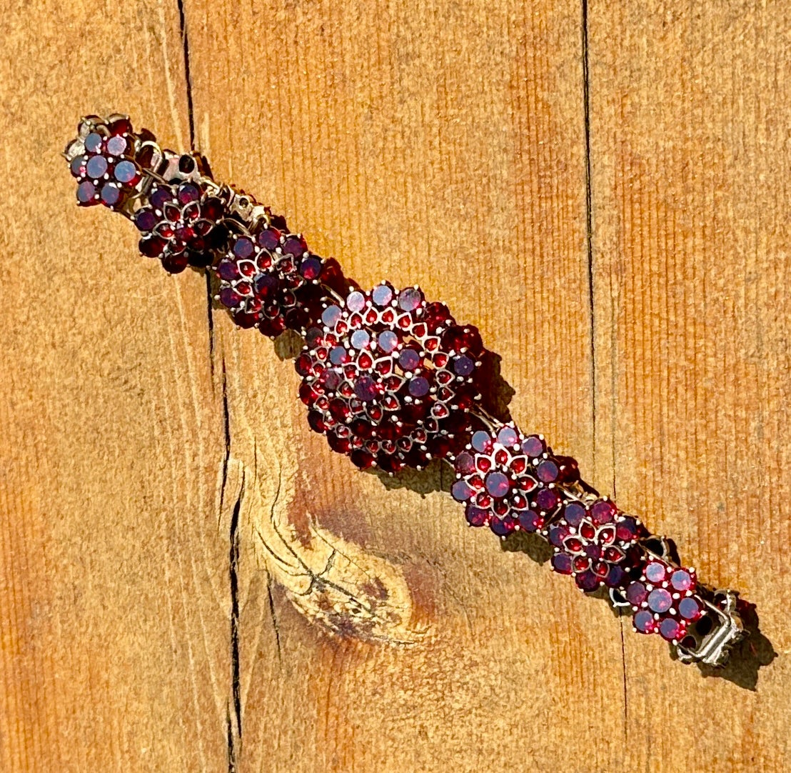 THIS IS AN ABSOLUTELY GORGEOUS EARLY ANTIQUE VICTORIAN BELLE EPOQUE BOHEMIAN GARNET BRACELET WITH FLOWER FLORETS OF SUPERB DEEP RED WINE GARNETS WITH A FLOWER MOTIF CLASP OF THE HIGHEST QUALITY DATING TO CIRCA 1850-1880. THE BRACELET IS SEVEN INCHES