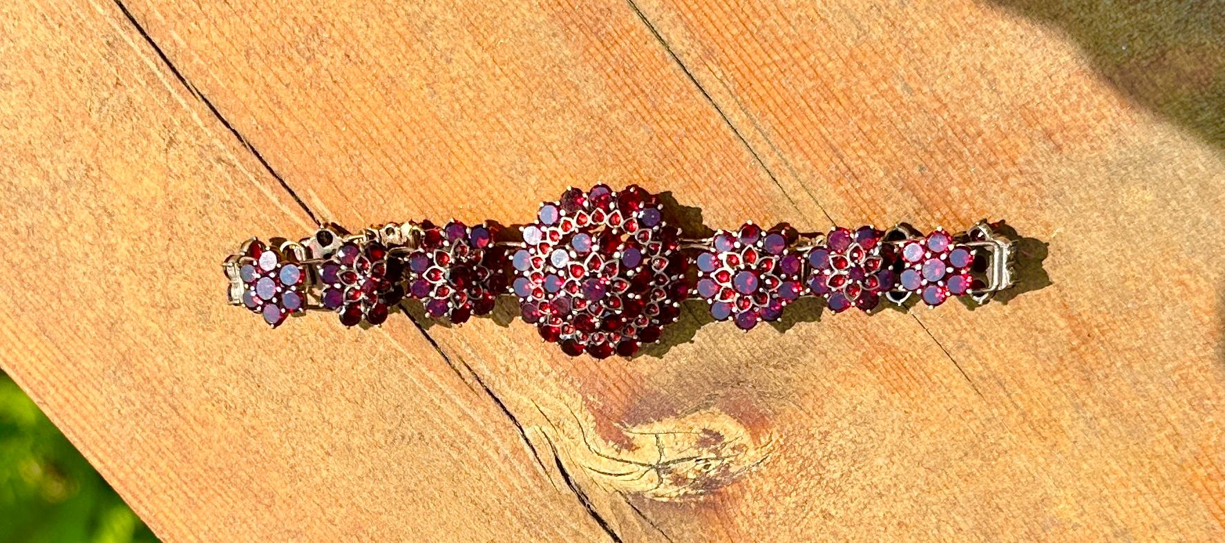 Bracelet victorien, fleur, grenats bohèmes, fermoir ancien en grenats, 1880 Excellent état - En vente à New York, NY