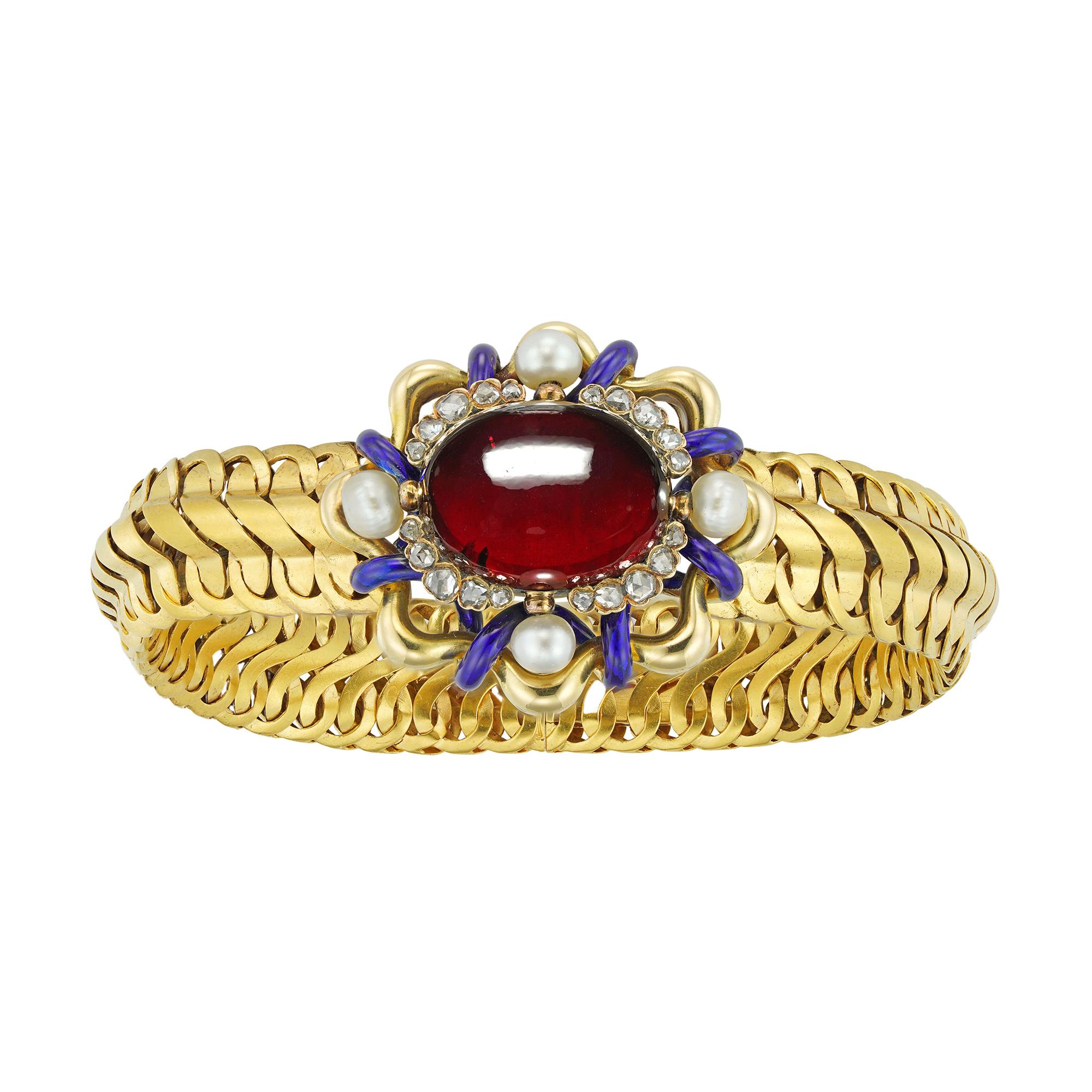 Ein viktorianisches Granat-, Diamant- und Perlenarmband mit einem zentralen Granat im Cabochon-Schliff mit den Maßen 18,5 x 14 mm, umgeben von vier Abschnitten mit fünf Diamanten im Rosenschliff mit einem geschätzten Gesamtgewicht von ca. 0,36cts,