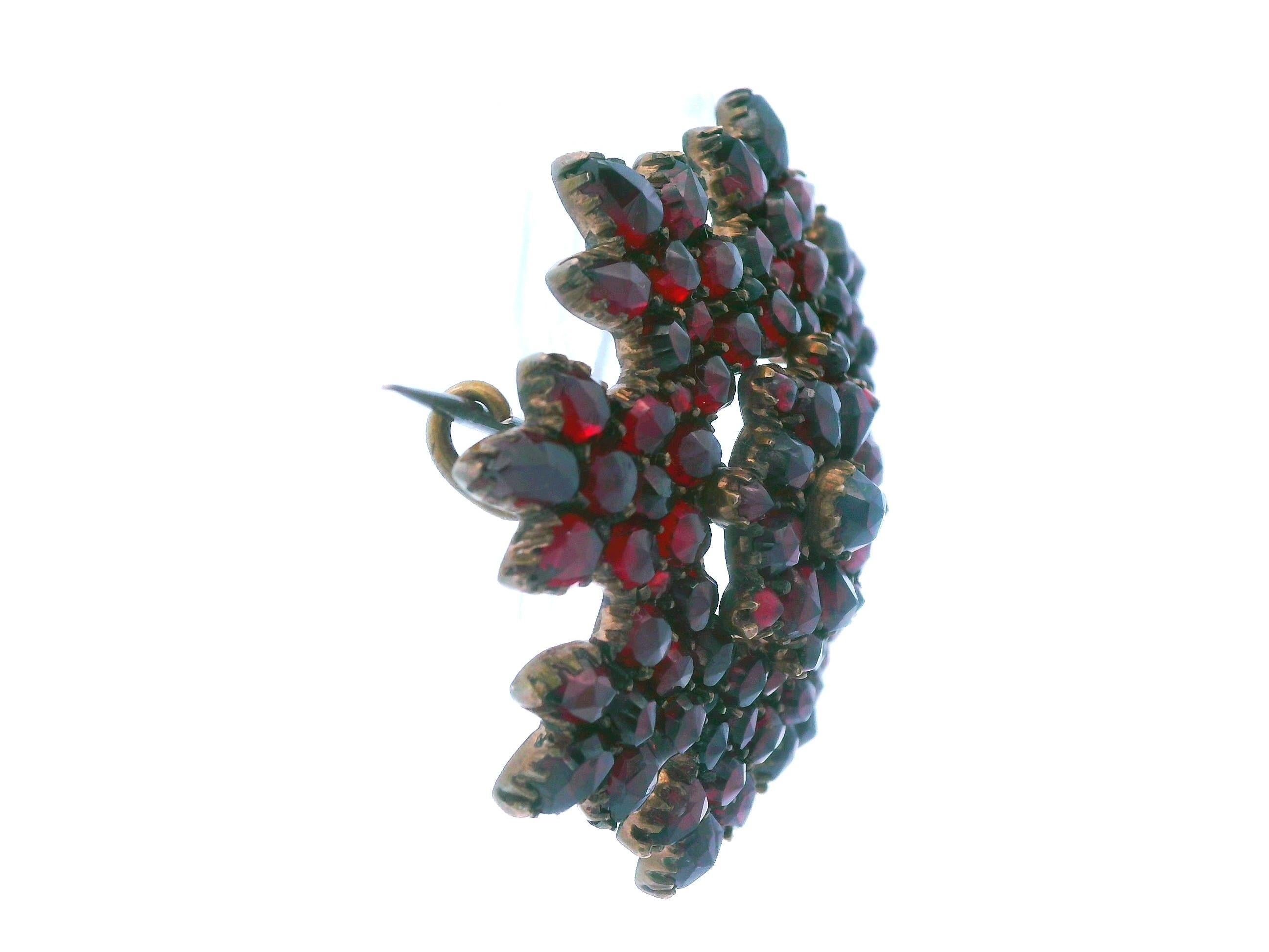 Victorien Broche/épingle victorienne à fleur de grenat en vente