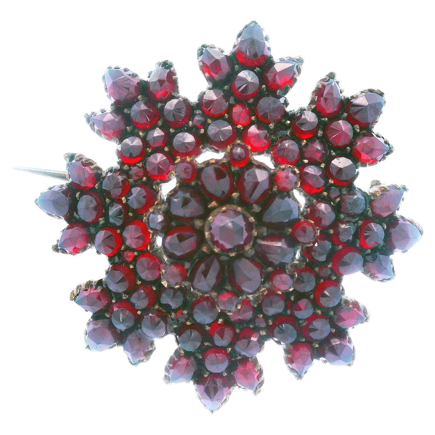 Broche/épingle victorienne à fleur de grenat en vente