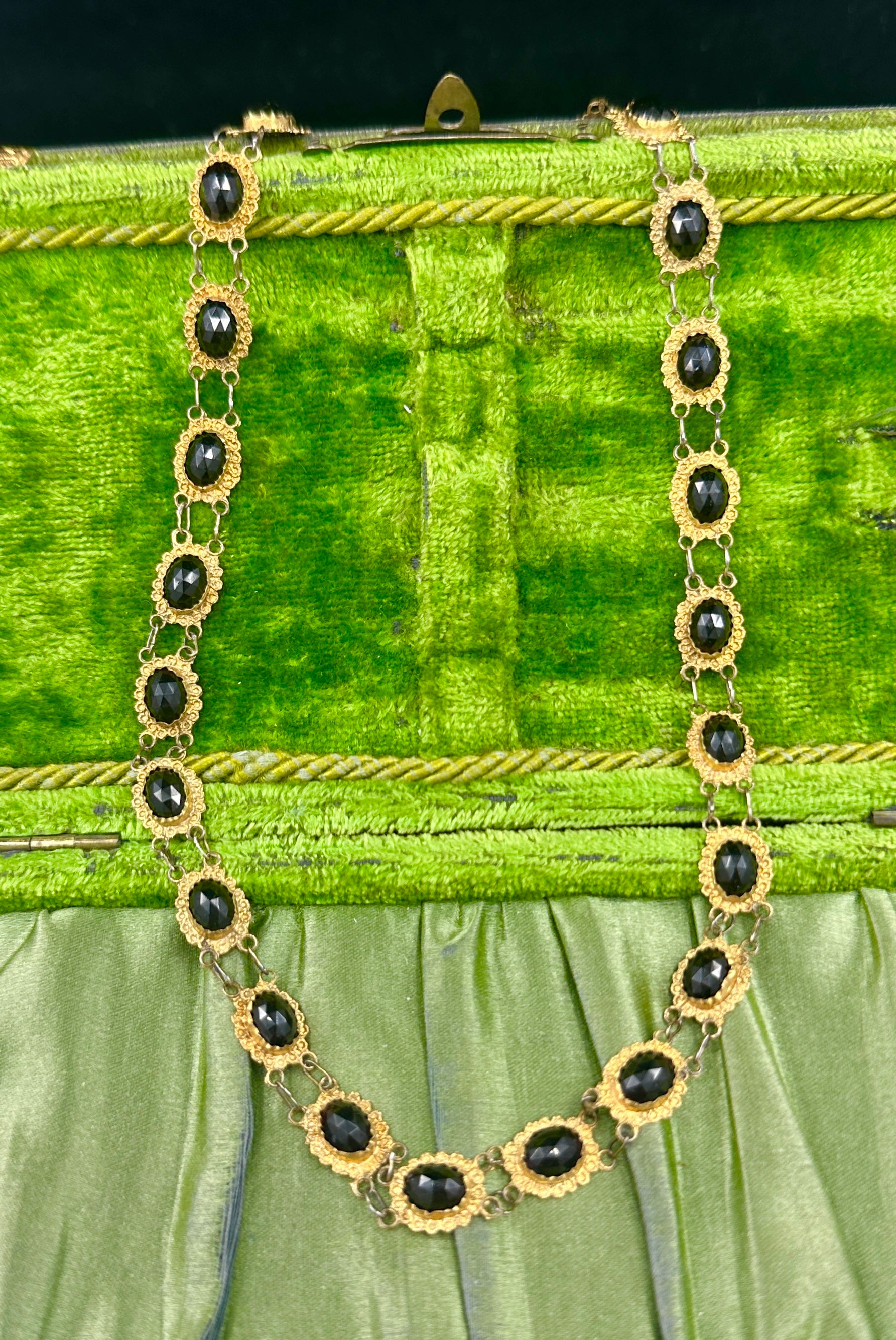 Georgiano Collana vittoriana di granati in oro 14 carati con link olandese Bootjesketting 'Piccole barche' in vendita