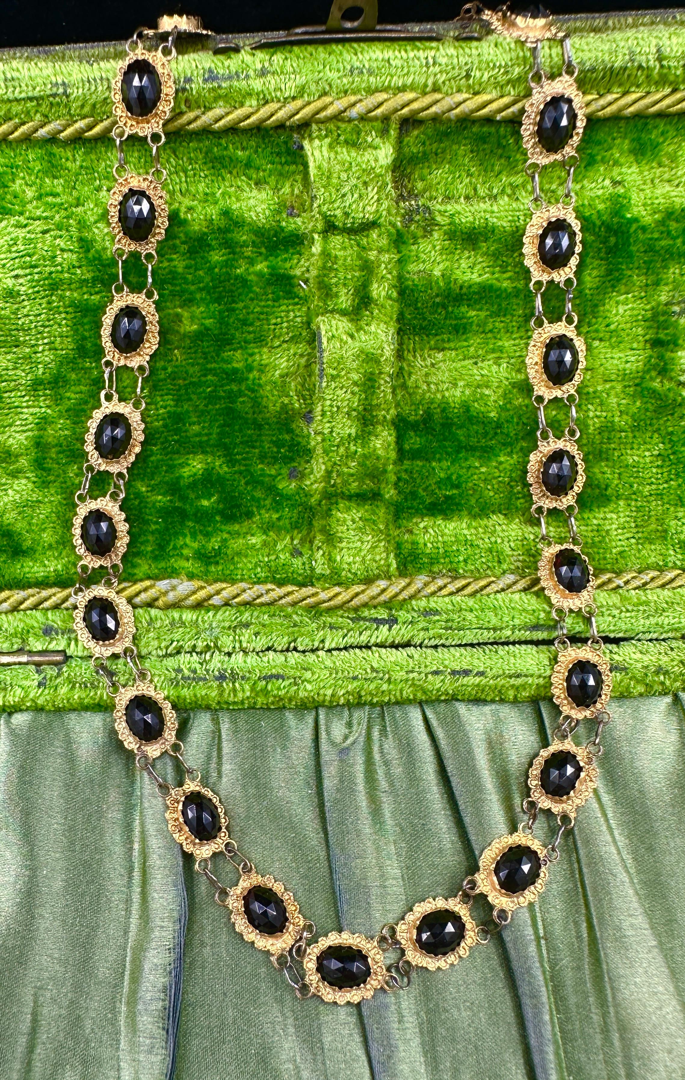 Taglio ovale Collana vittoriana di granati in oro 14 carati con link olandese Bootjesketting 'Piccole barche' in vendita