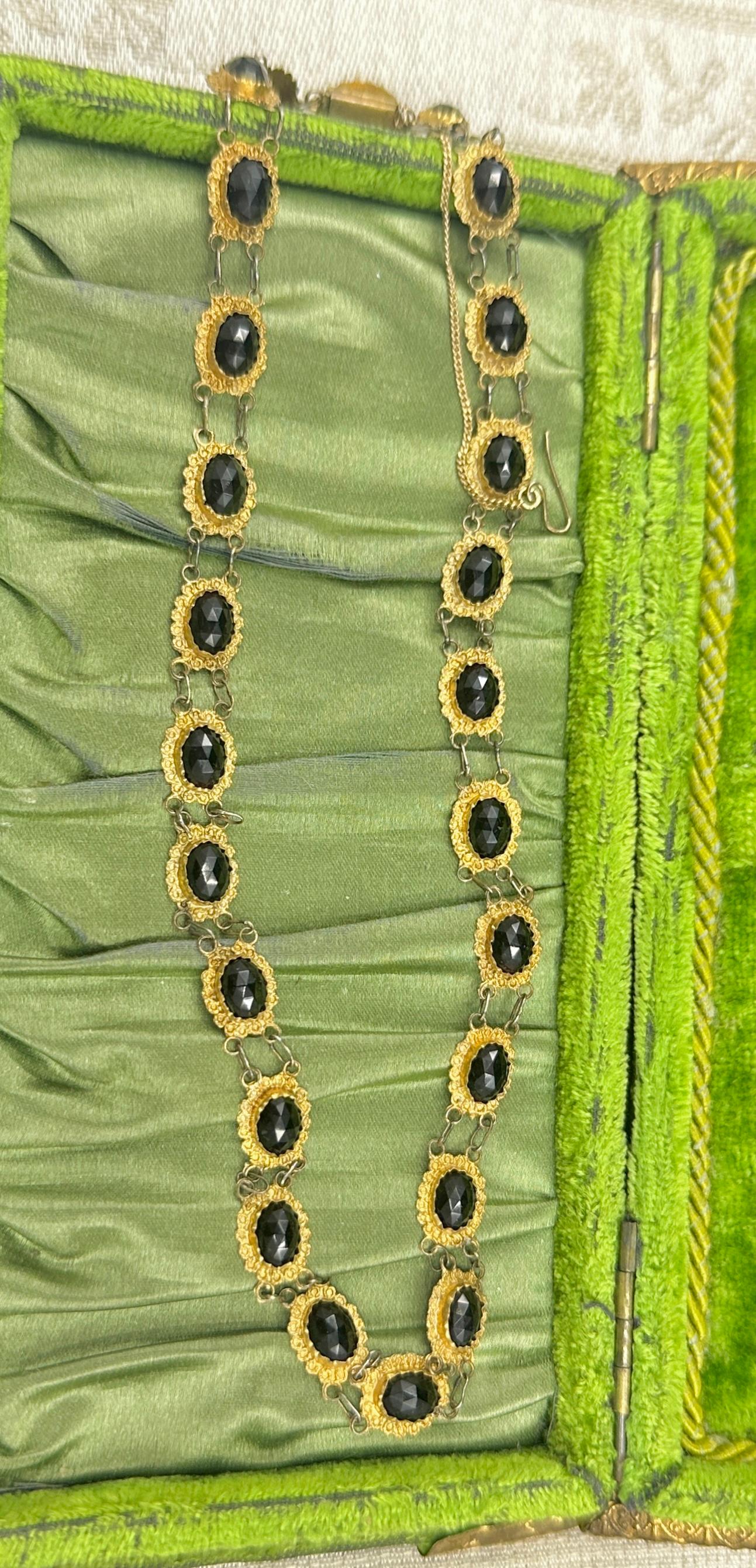 Donna Collana vittoriana di granati in oro 14 carati con link olandese Bootjesketting 'Piccole barche' in vendita