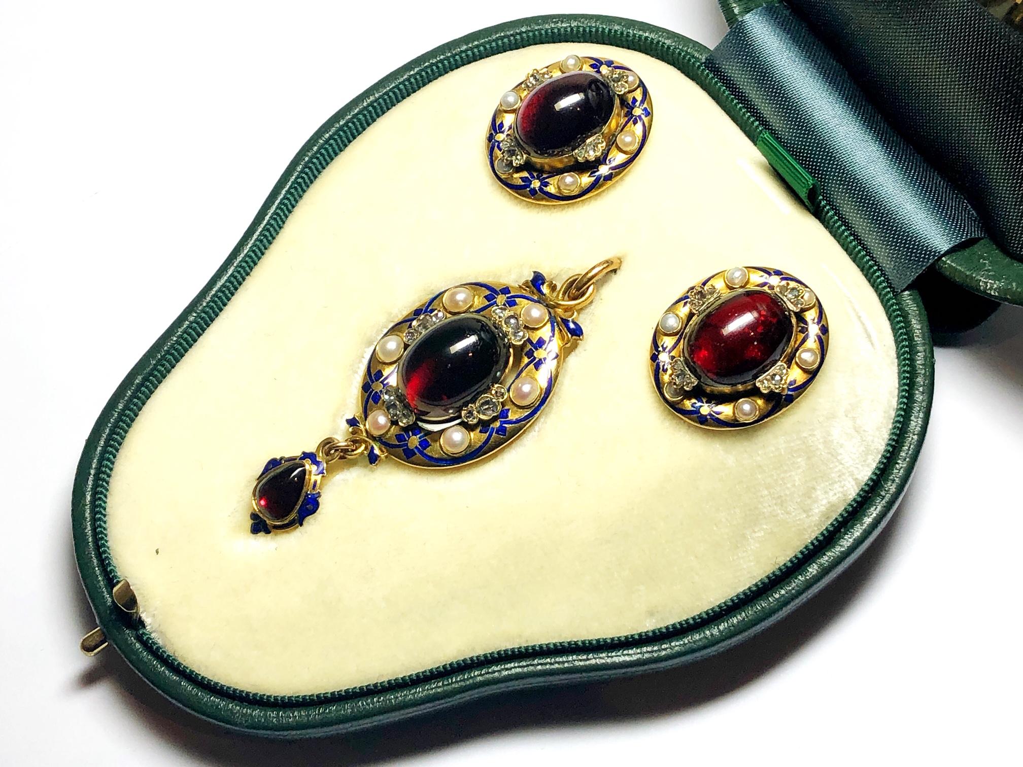 Victorian Holbeinesque Garnet Pearl and Enamel Earrings and Pendant Gold Suite In Good Condition In London, GB