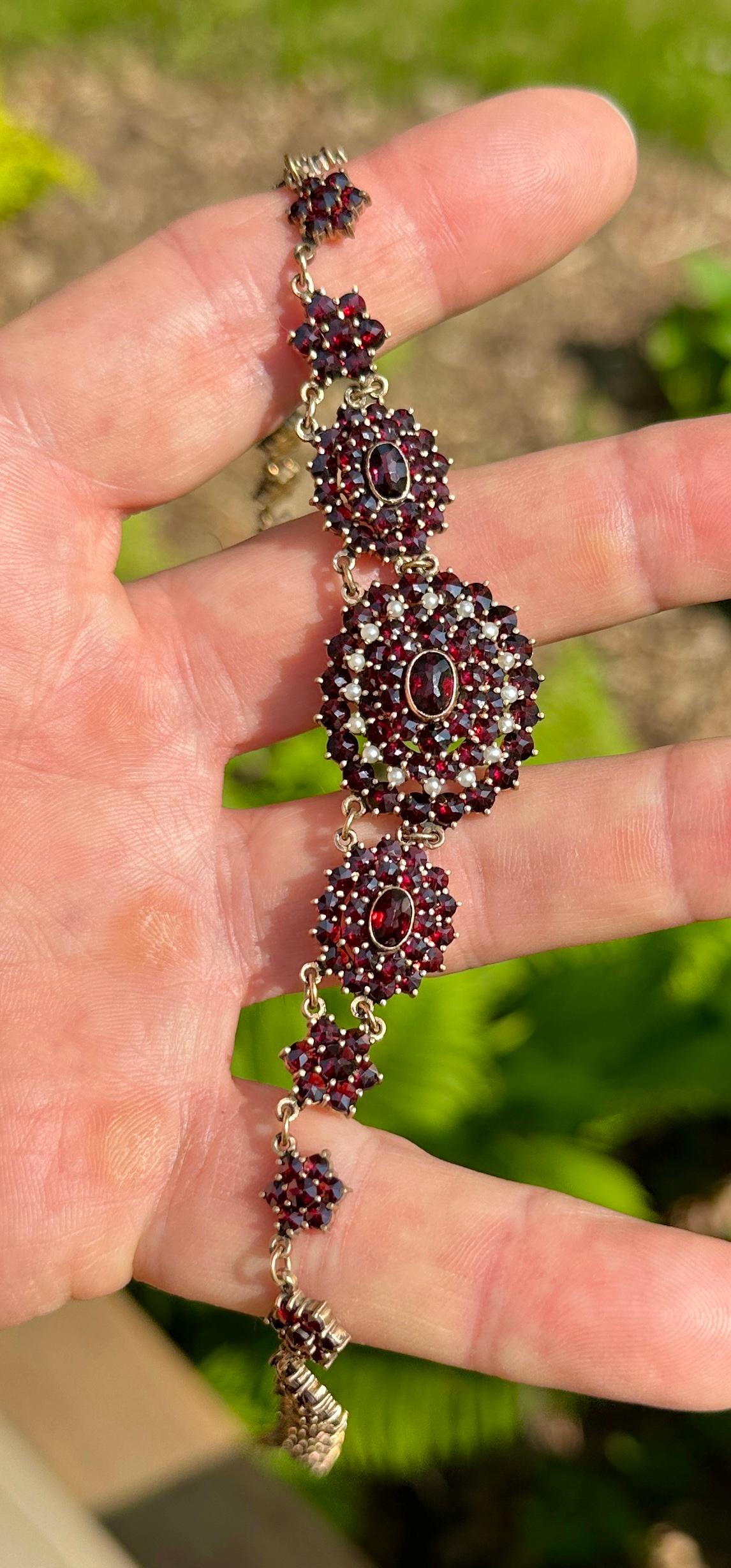 THIS IS AN ABSOLUTELY GORGEOUS 17 INCH ANTIQUE VICTORIAN BELLE EPOQUE BOHEMIAN GARNET AND PEARL NECKLACE WITH FLOWER FLORETS IN THE CHAIN OF SUPERB DEEP RED WINE GARNETS OF THE HIGHEST QUALITY DATING TO CIRCA 1900-1930. THE NECKLACE IS