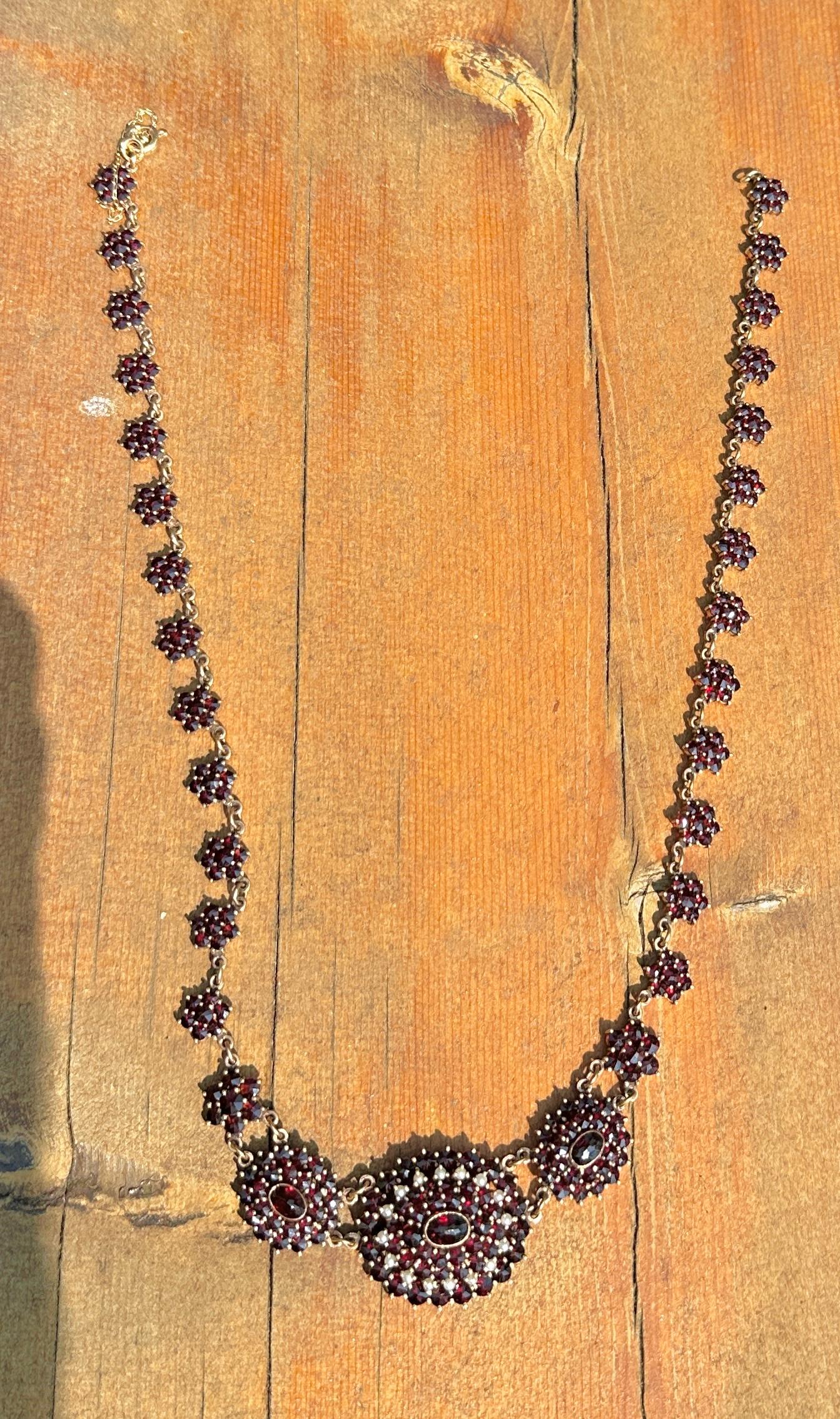 Victorian Garnet Pearl Necklace Flower Bohemian Garnets Antique Belle Epoque In Excellent Condition For Sale In New York, NY