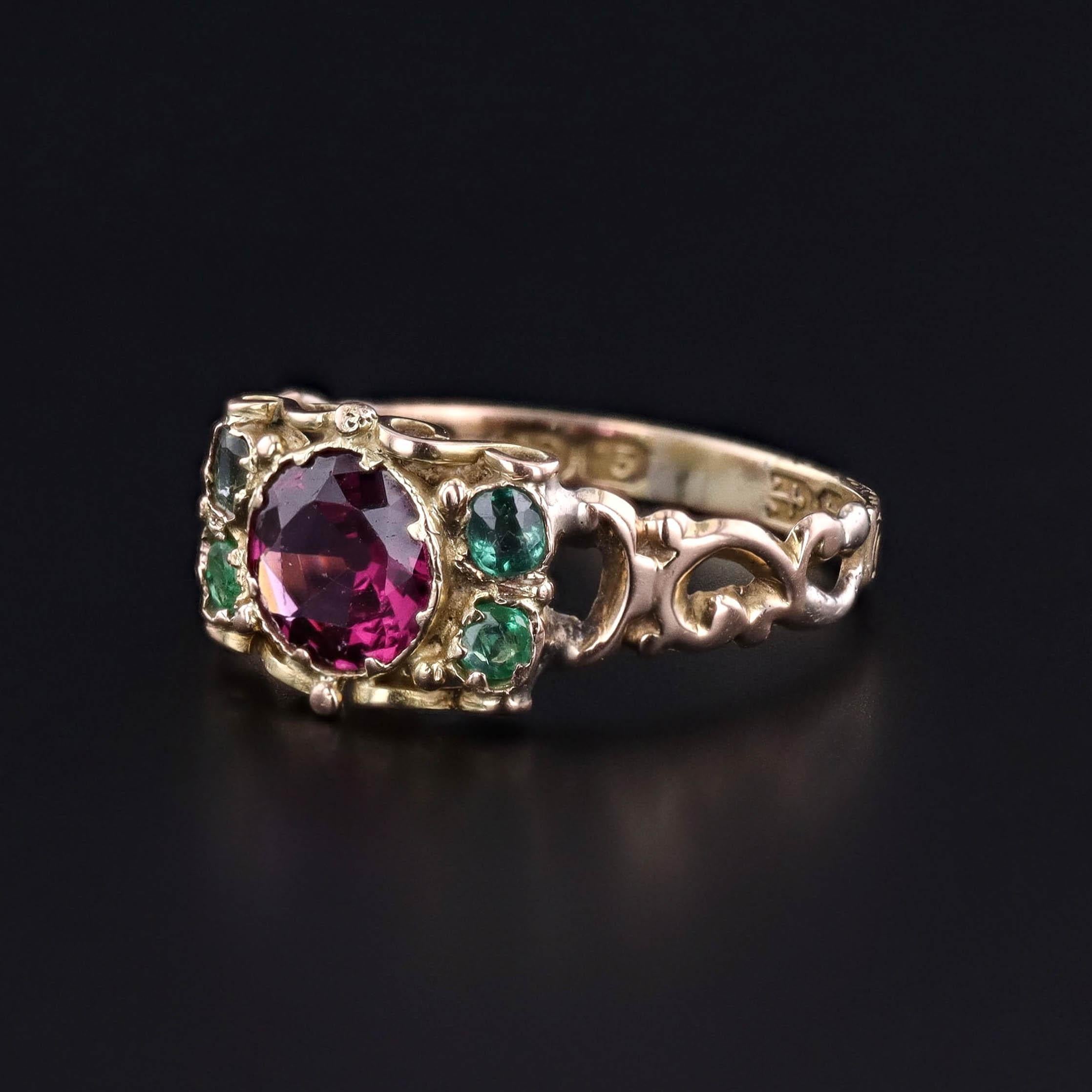 Ricco di colori e di antica eleganza, questo sorprendente anello vittoriano risale al 1880-1900 circa e presenta al centro un granato rodolite dal taglio rotondo splendidamente saturo, affiancato da quattro doppiette di granato verde vivo. La