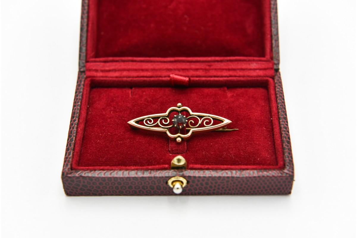 An old garnet brooch from the early Victorian era from Great Britain

made of 0.375 gold

Very good condition / patina resulting from time

width: 4cm