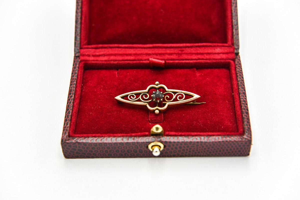 Victorian garnet stone brooch For Sale 1