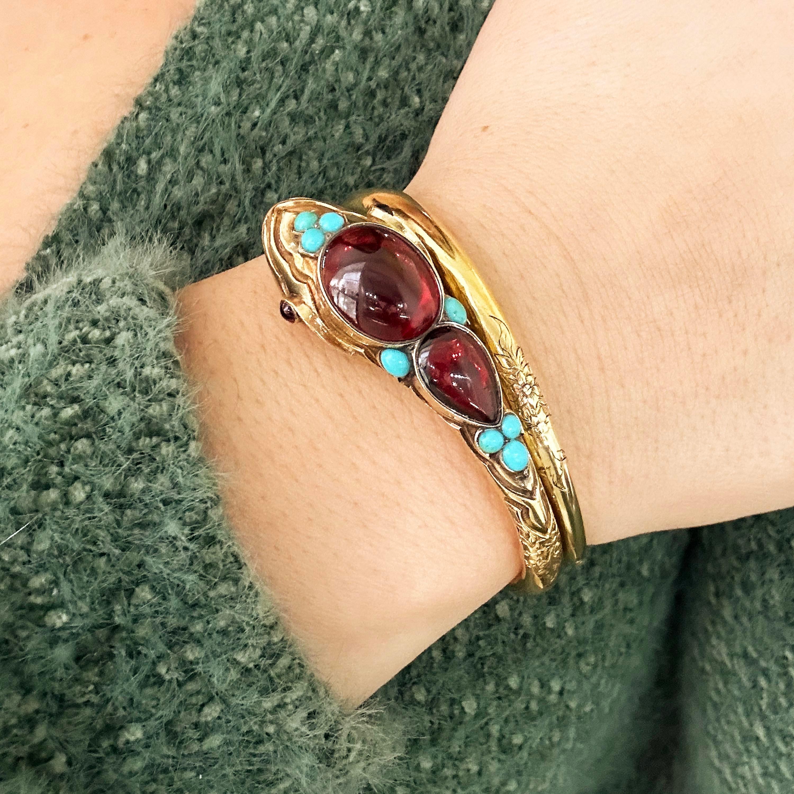 Brazalete victoriano de serpiente de granate, turquesa y oro, con un granate cabujón ovalado y en forma de pera engastado en la cabeza, con turquesas cabujón engastadas en grupos de tres a cada extremo y a cada lado, en engastes frotados, con ojos