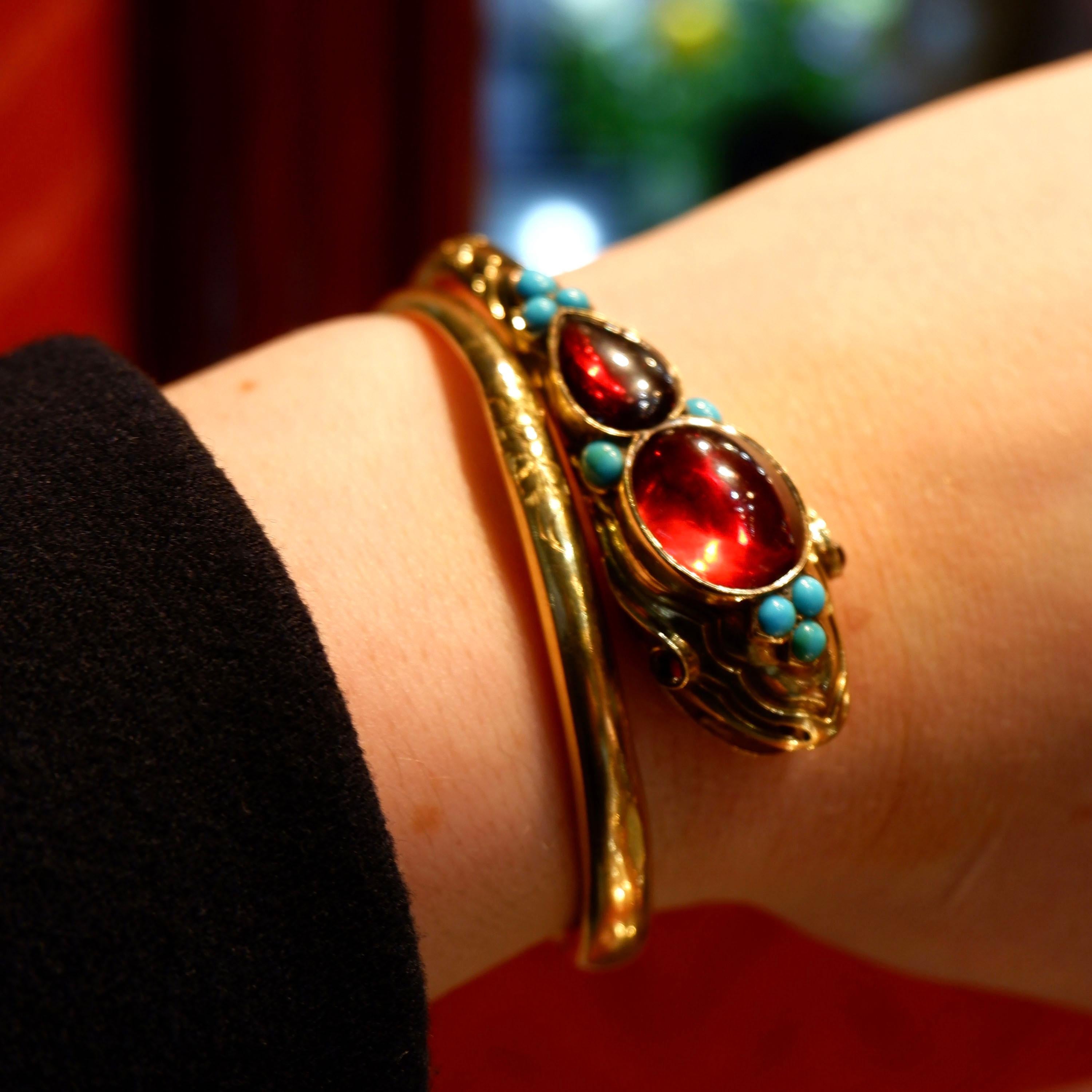 Brazalete victoriano de granate, turquesa y serpiente de oro, circa 1900 Cabujón en venta