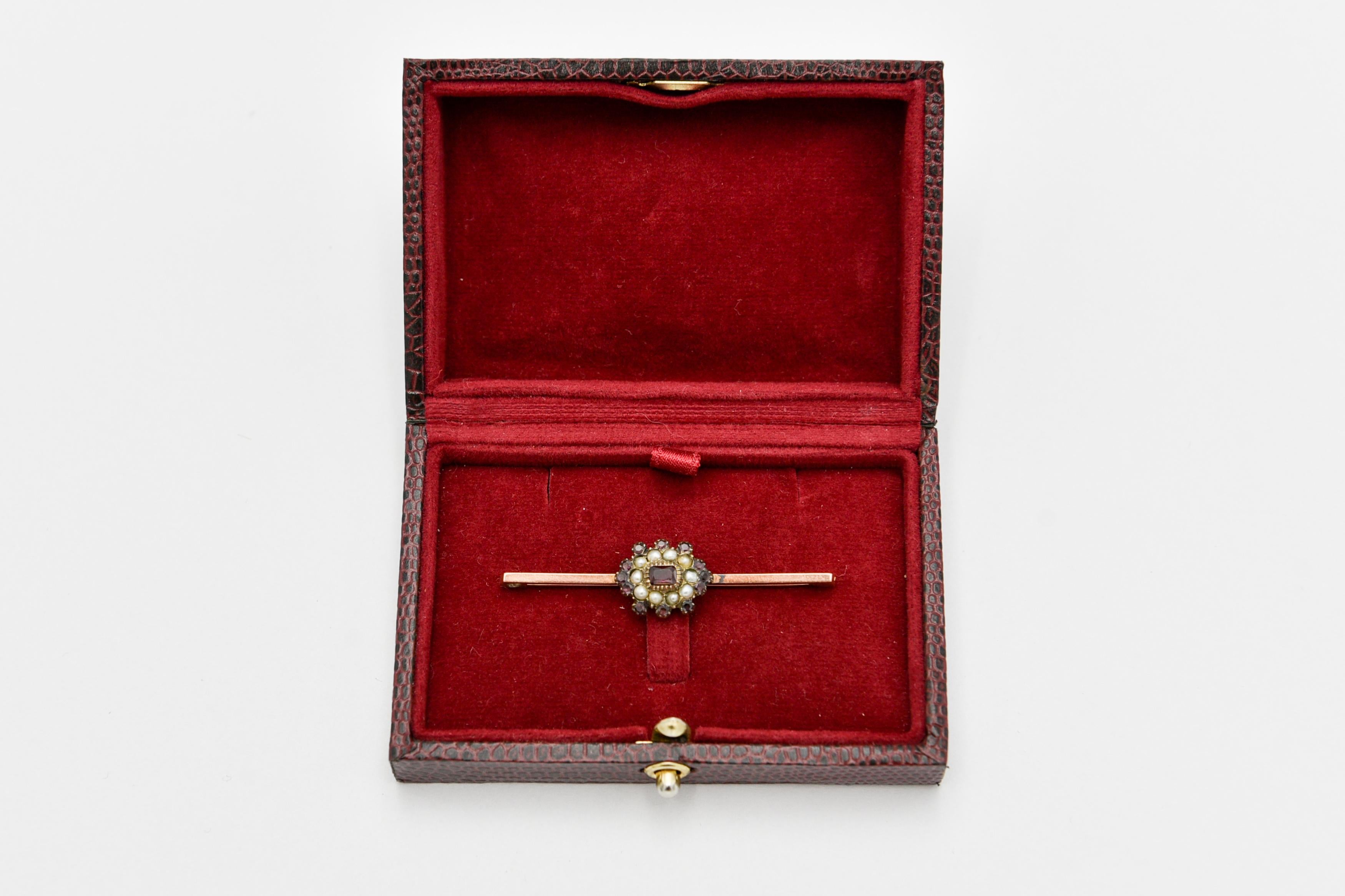 Old brooch with garnets and pearls

Origin : United Kingdom

Year: mid 19th century

width 5cm x 1cm