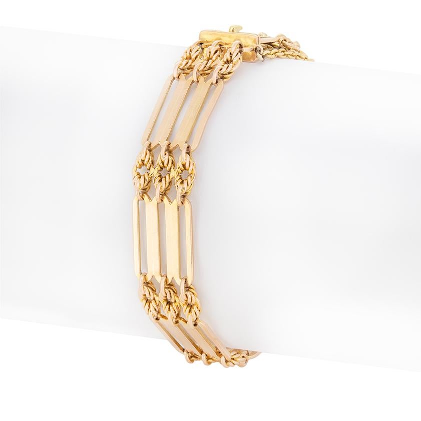 Ce rare et particulièrement bel exemple de bracelet de porte de la fin de l'époque victorienne est délicatement réalisé en or jaune massif de 15 carats. Ce bracelet présente des panneaux rappelant les grilles d'un manoir victorien, reliés par des