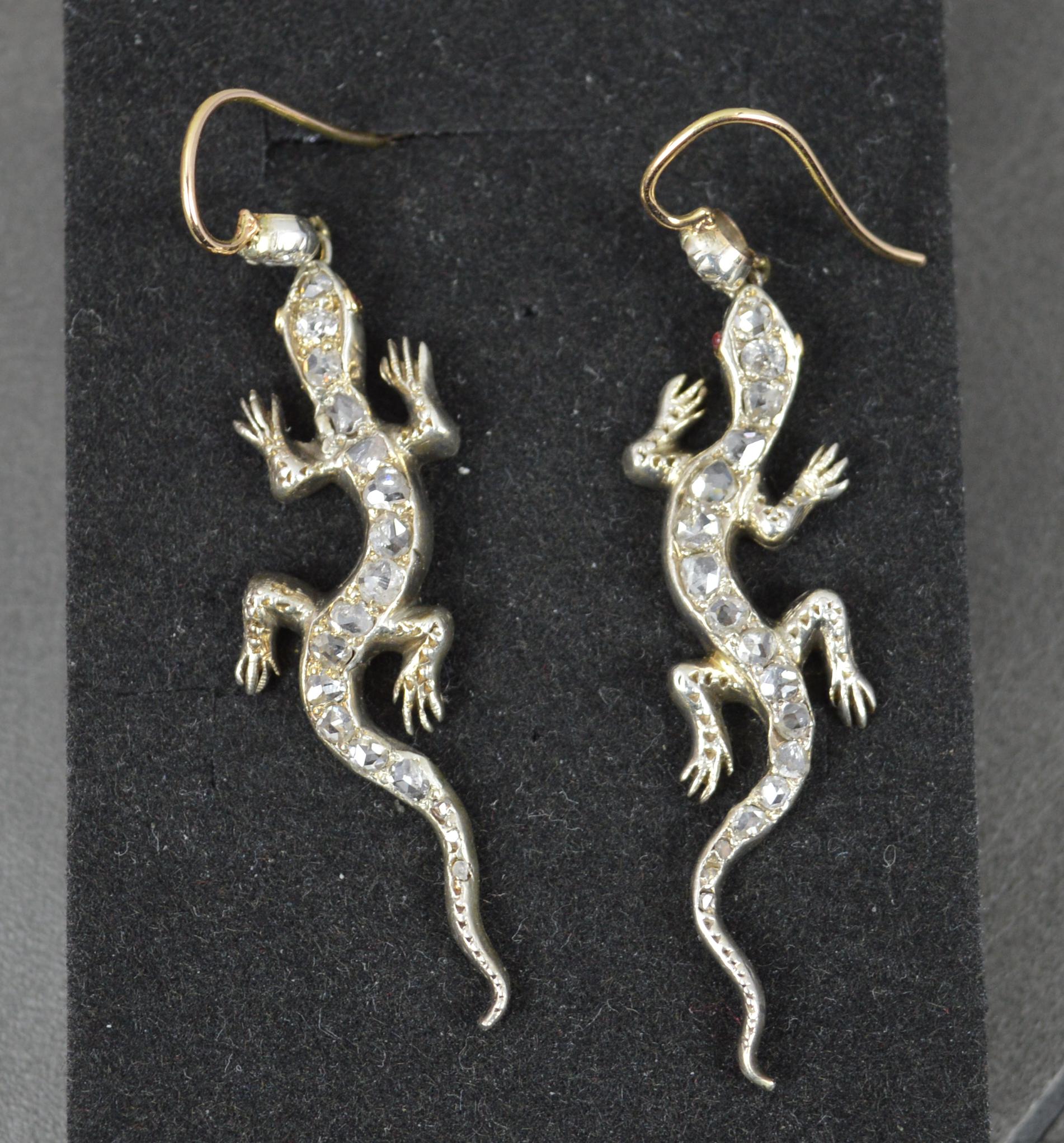 Viktorianische viktorianische Gecko-Form 15 Karat Gold Rosenschliff Diamant-Tropfen-Ohrringe im Angebot 5