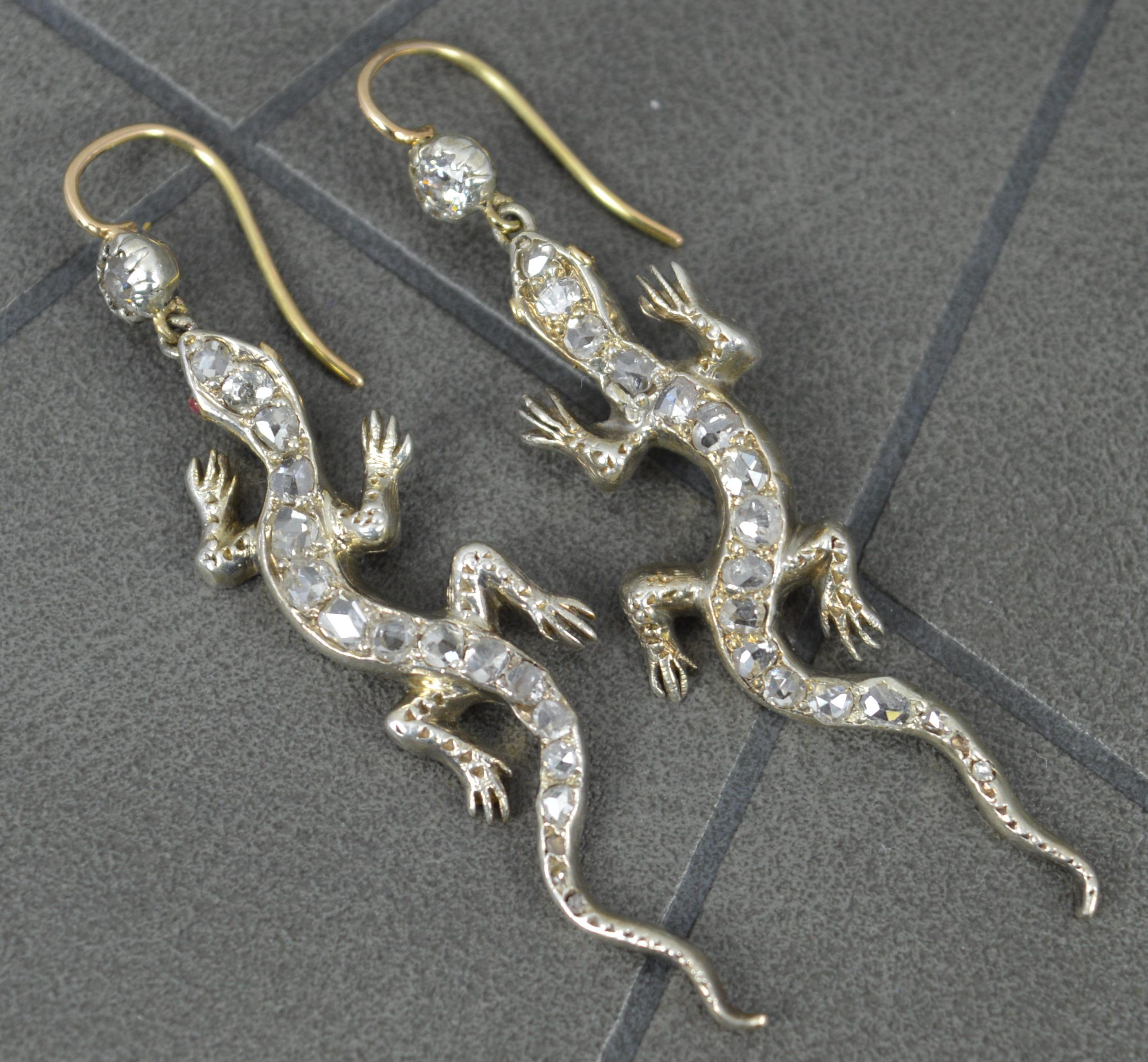 Viktorianische viktorianische Gecko-Form 15 Karat Gold Rosenschliff Diamant-Tropfen-Ohrringe Damen im Angebot