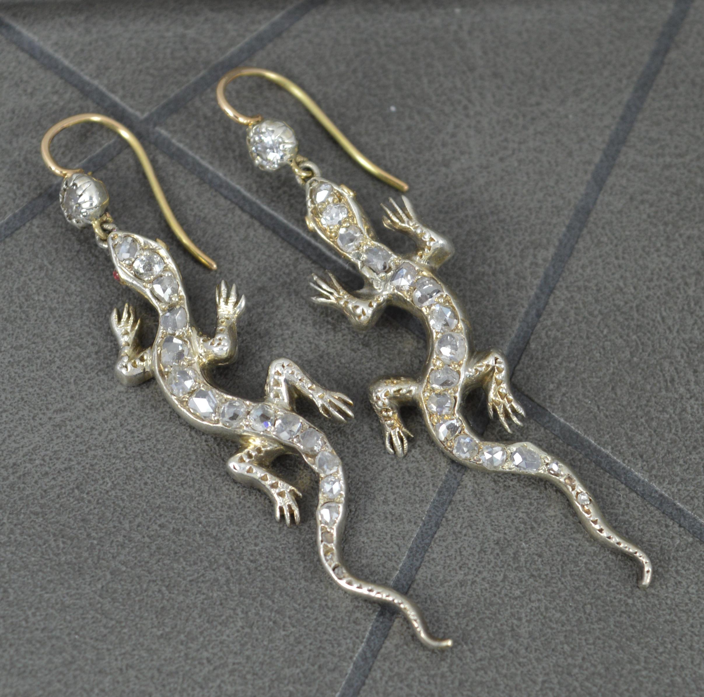 Viktorianische viktorianische Gecko-Form 15 Karat Gold Rosenschliff Diamant-Tropfen-Ohrringe im Angebot 1