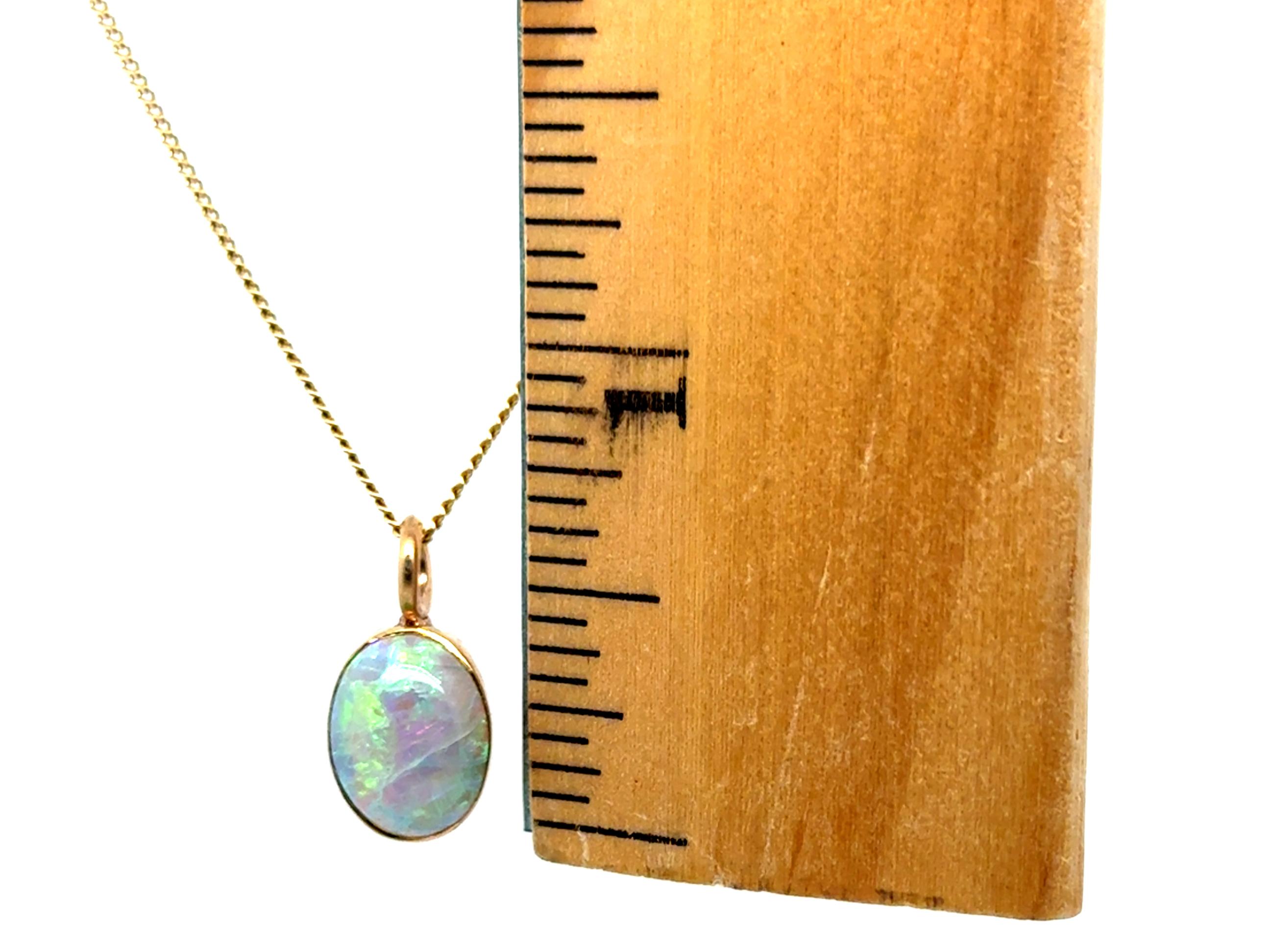Taille ovale Collier d'opale de qualité victorienne pendentif en or jaune 14K Cabochon ovale en vente