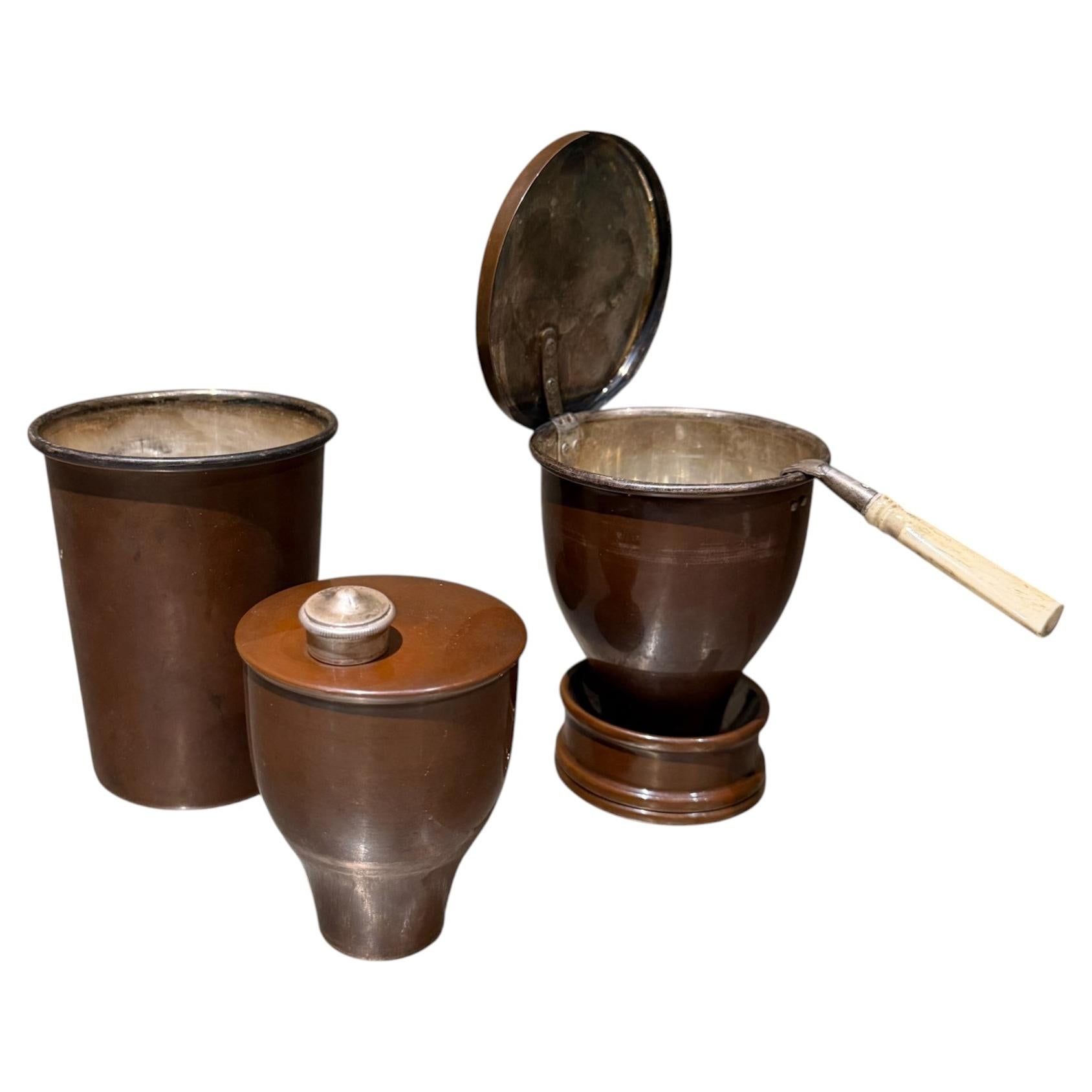 Ensemble de voyage composé d'une tasse à boire en cuivre et d'un réchaud à alcool pour gentleman victorien
