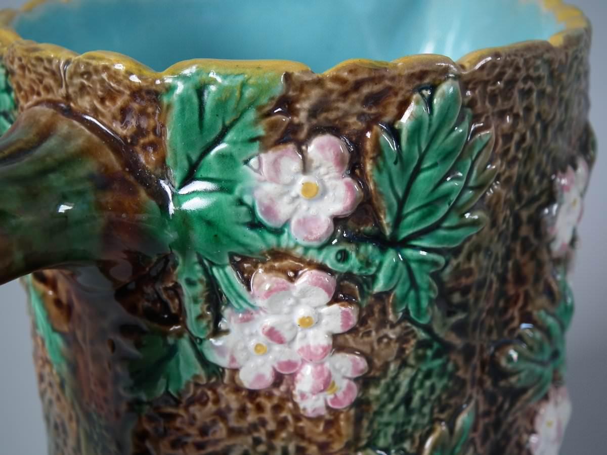 Pichet à fleurs rustique Victorien George Jones en majolique en vente 6