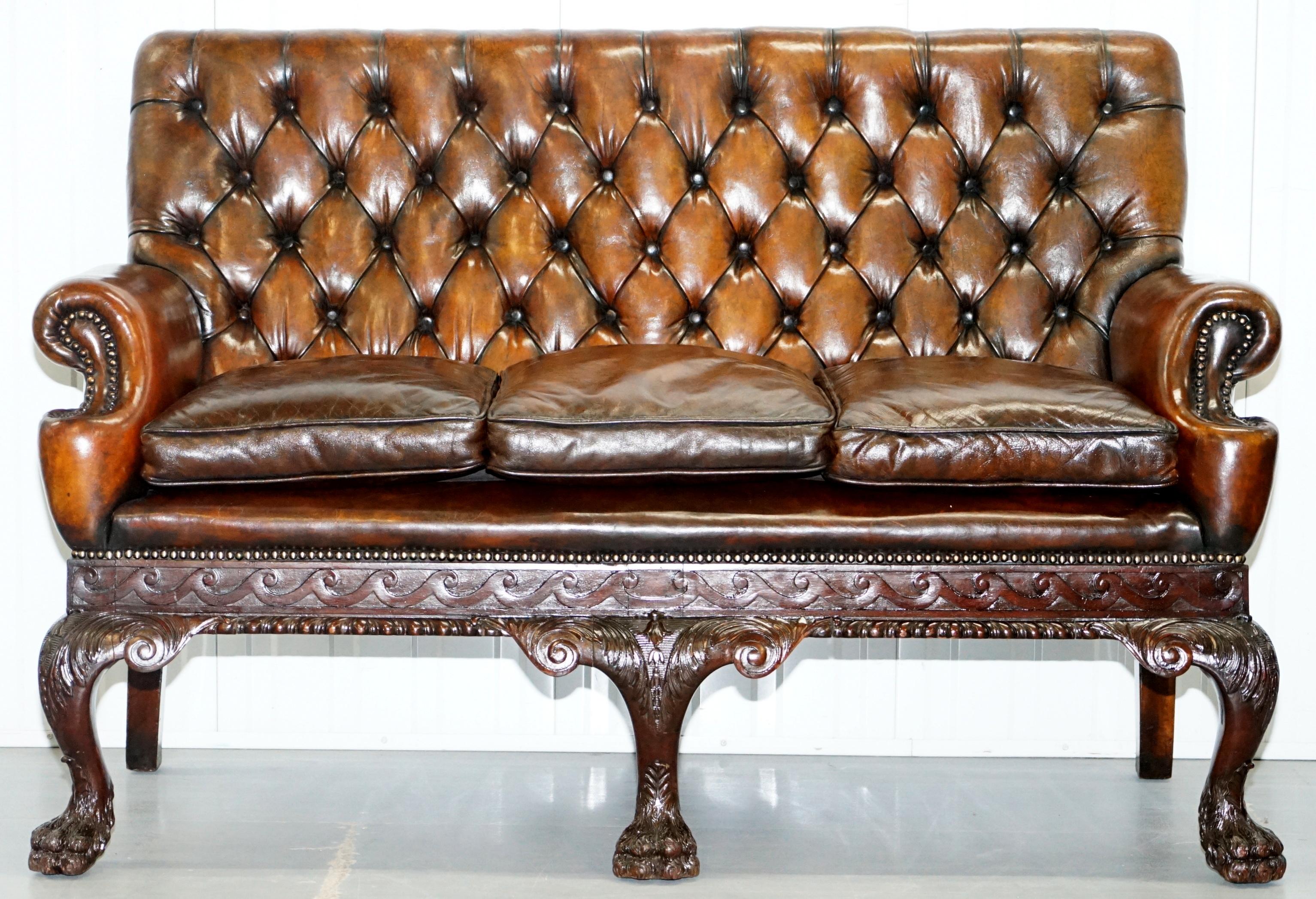 Nous sommes ravis de proposer à la vente ce canapé en cuir marron Chesterfield de style irlandais géorgien de la fin de l'époque victorienne, absolument superbe, avec des pieds en pattes de lion poilues sculptées à la main

Je n'en ai jamais vu