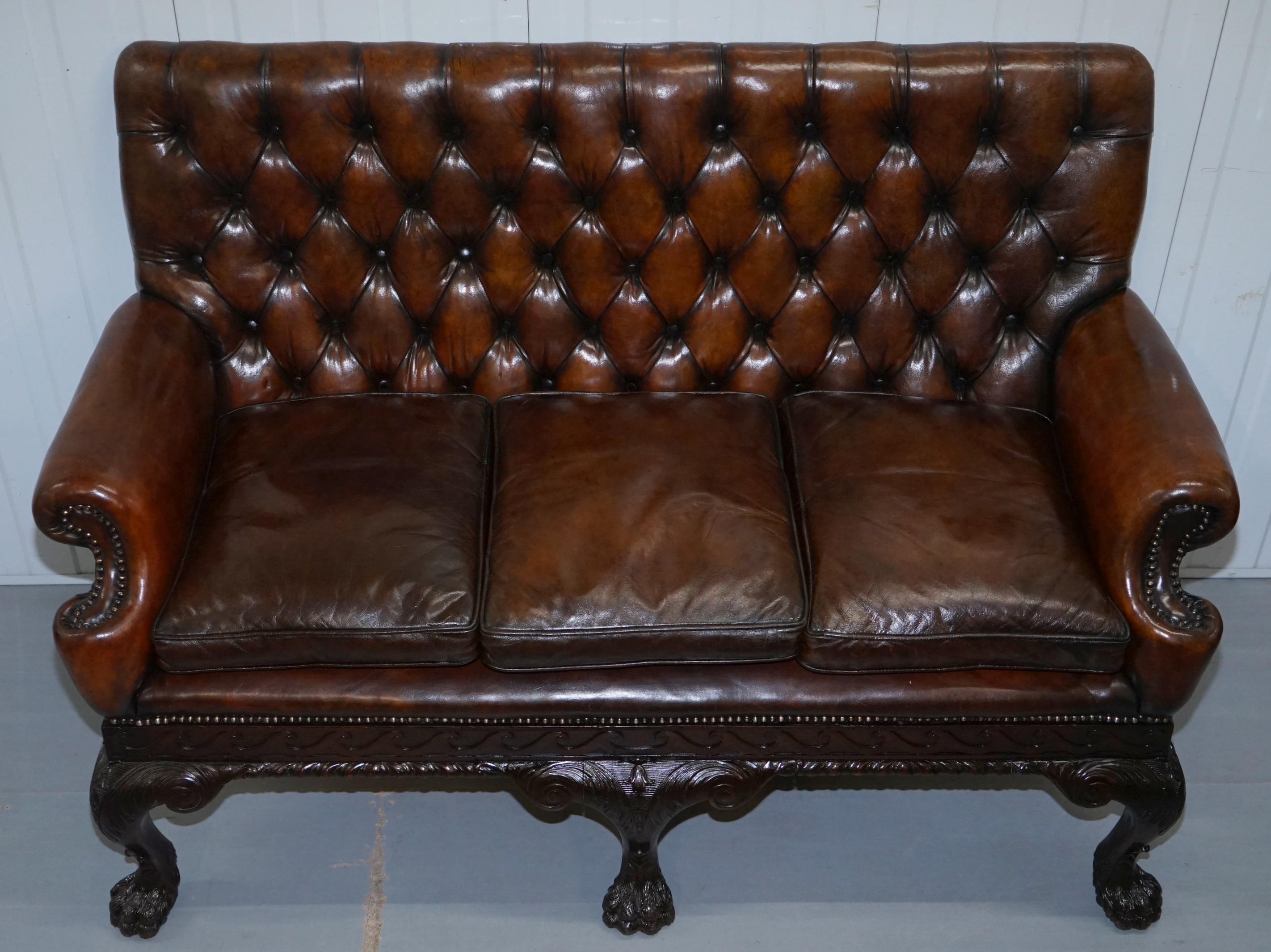 Britannique Canapé Chesterfield Victorien Géorgien en cuir Brown Lion Pieds de pattes poilus en vente