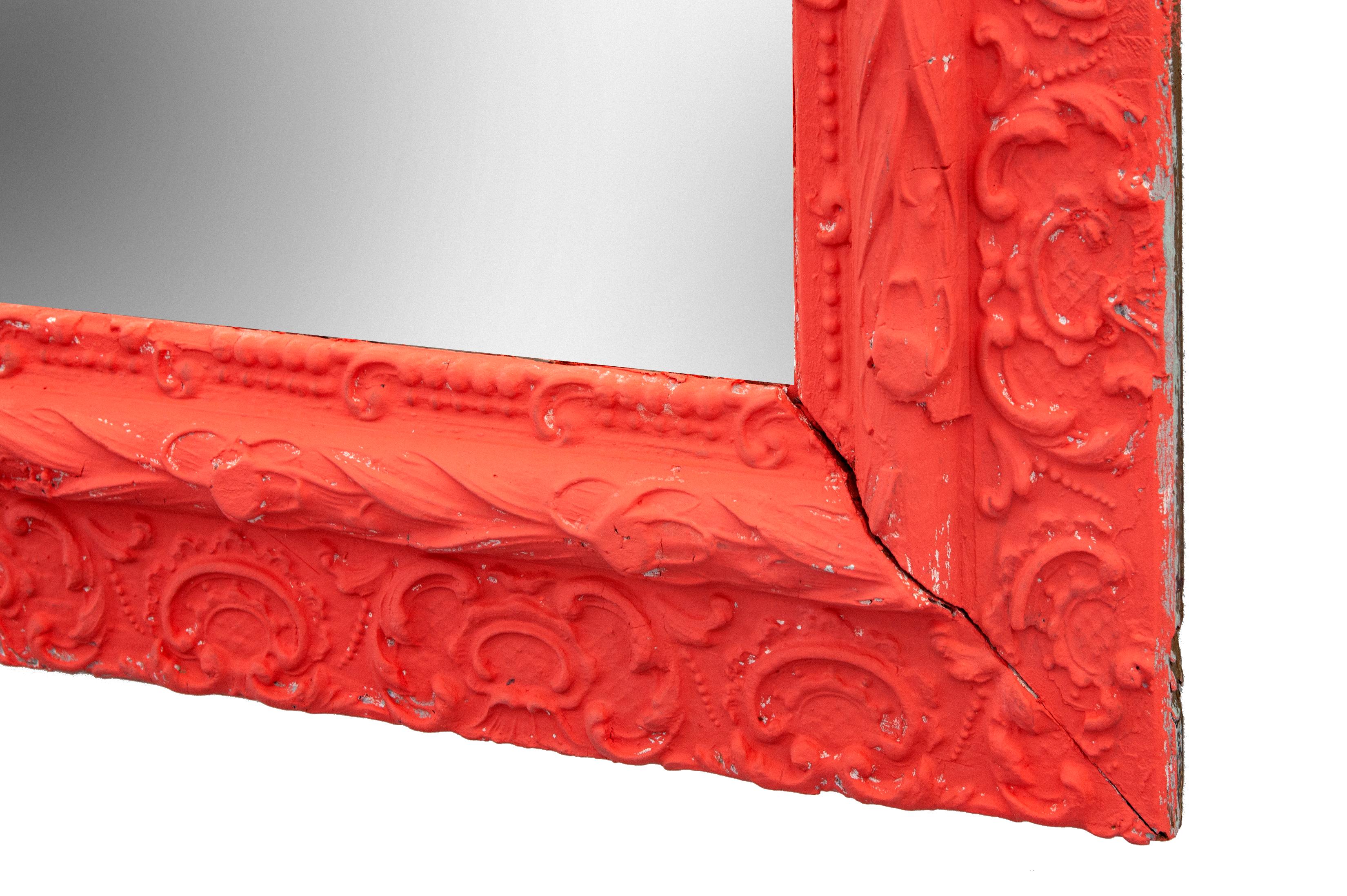 Victorian Gessoed Wood Mirror in Melon Red In condizioni buone in vendita a Malibu, CA