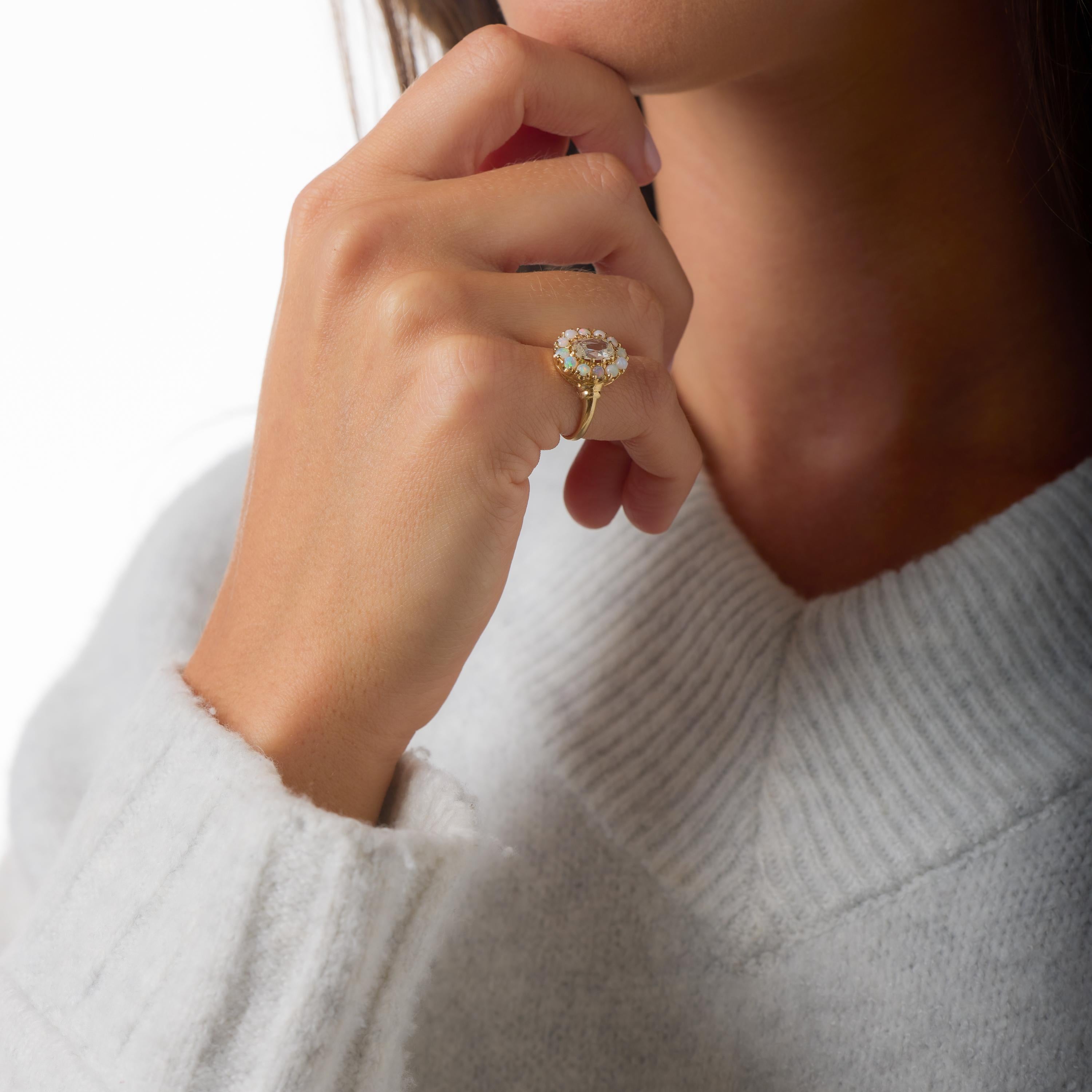 Dieser bezaubernde viktorianische Clusterring zeugt von über einem Jahrhundert Geschichte, Kunstfertigkeit und Edelsteinschönheit. In seinem Zentrum ruht ein GIA-zertifizierter 1,00-Karat-Cushion-Brillant-Diamant, dessen warme K-Farbe und lebendige