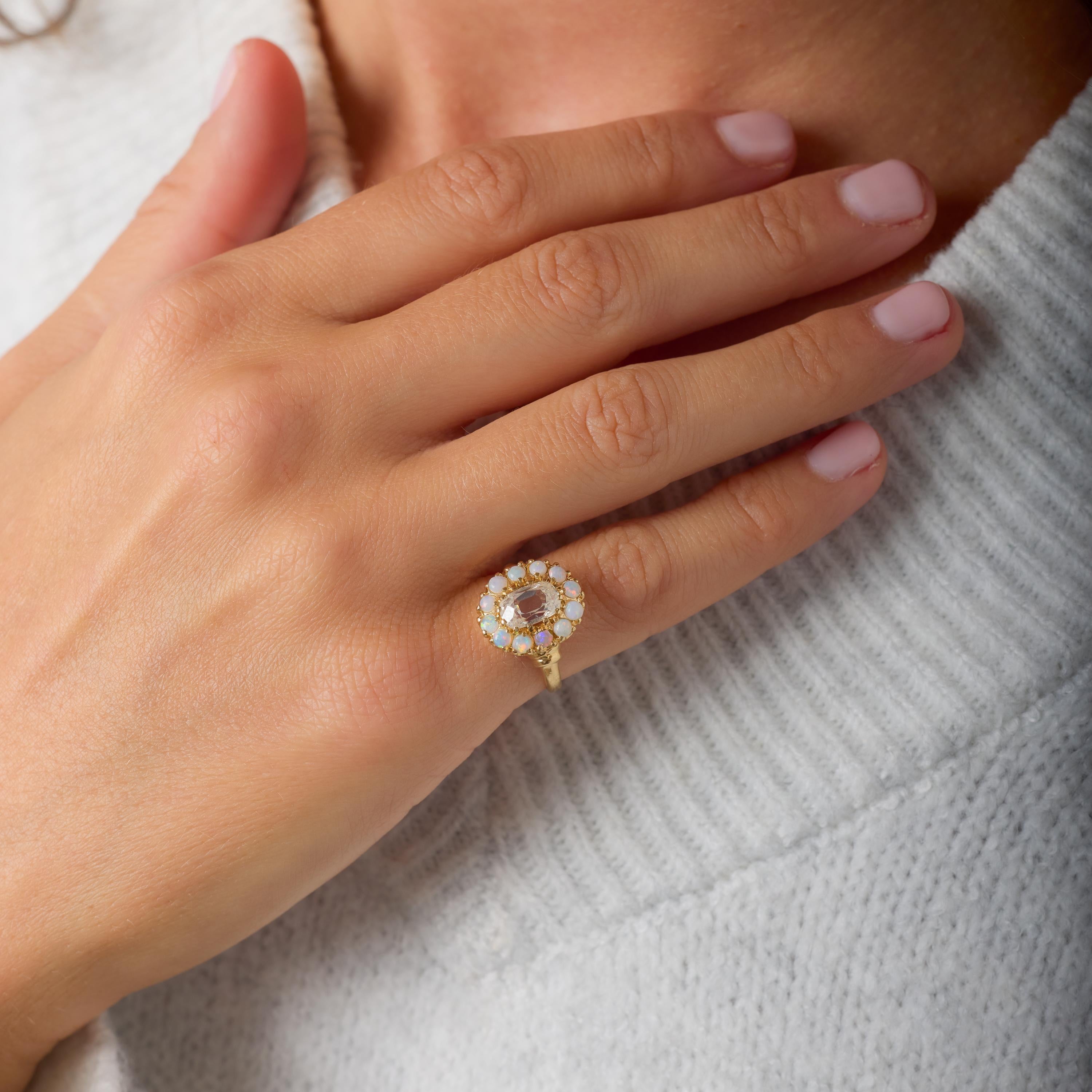 Viktorianischer GIA 1,00 Karat Diamant-Opal mit Kissenschliff, 18 Karat Gelbgold-Cluster-Ring im Zustand „Gut“ im Angebot in Beverly Hills, CA