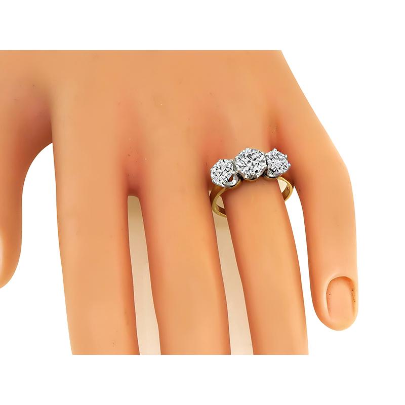 Este es un increíble anillo de aniversario de oro amarillo y blanco de 14 quilates de la época victoriana.. El anillo está centrado con un brillante diamante de talla europea antigua certificado por el GIA que pesa 1.11 ct. El color del diamante es