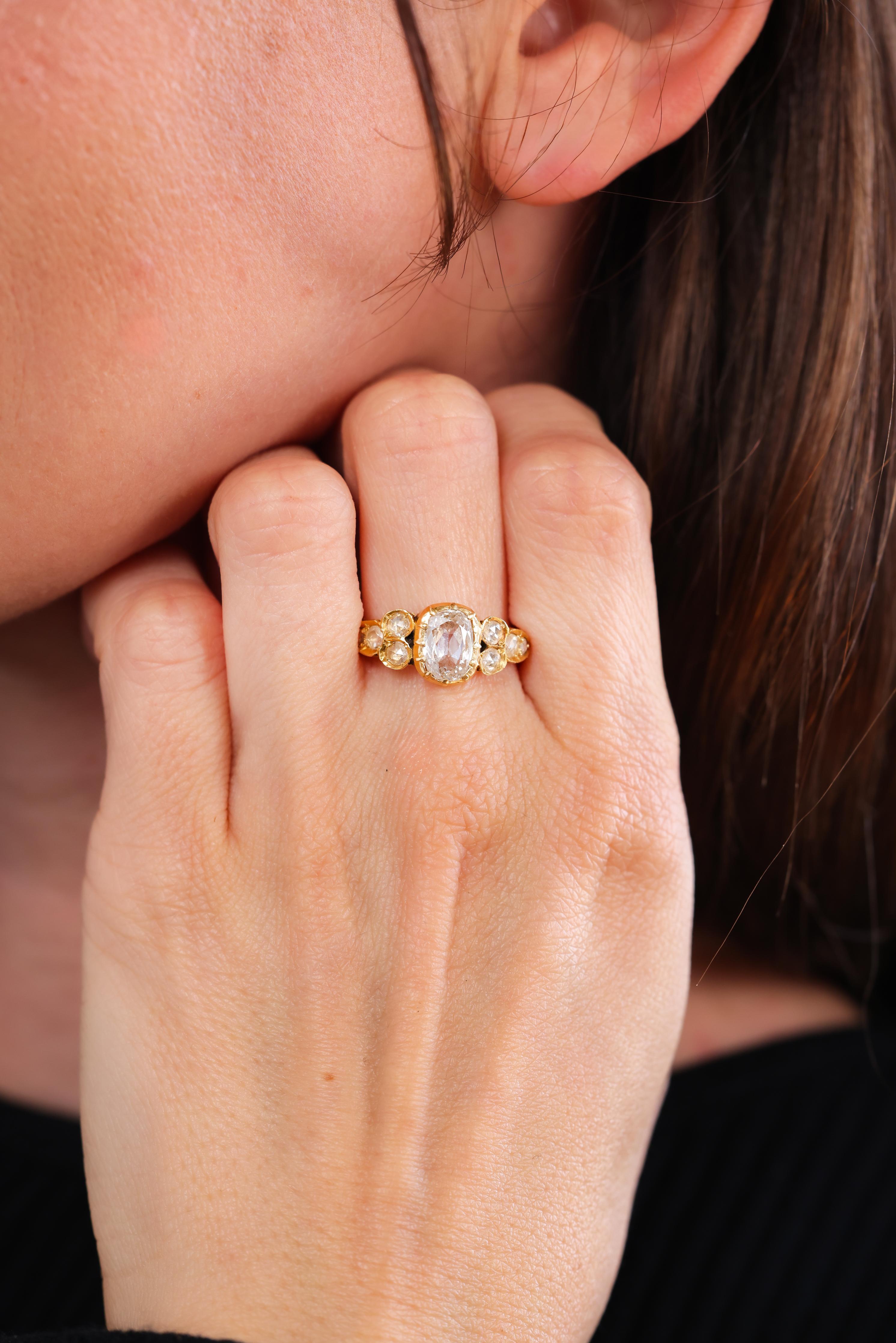Zertifikat: GIA 
Mittelstein: Diamant
Schnitt: Kissen
Gewicht: 1,50
Farbe: G
Klarheit: VVS1
Akzentstein: 8 Diamanten
Schnitt: Rose
Gewicht: 0,20
Farbe: I
Klarheit: SI
Metall: 18k Gelbgold
Epoche: Viktorianisch
CIRCA: 1885 
Punzierungen: Englisch