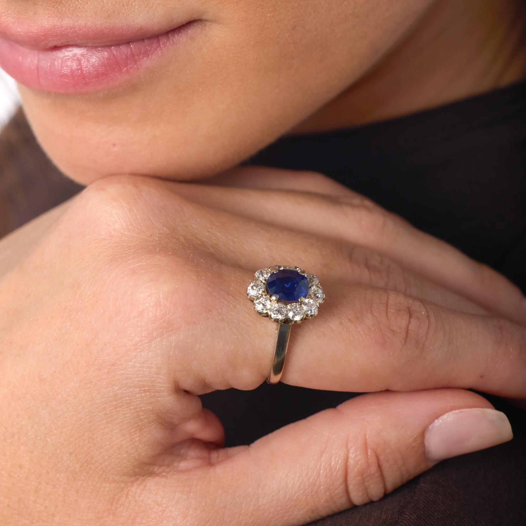 Im Mittelpunkt dieses viktorianischen Clusterrings steht ein hitzebeständiger kambodschanischer Saphir, dessen tiefblauer Ton die seltene natürliche Schönheit antiker Edelsteine widerspiegelt. Um den Saphir herum bildet ein Ring aus Diamanten im