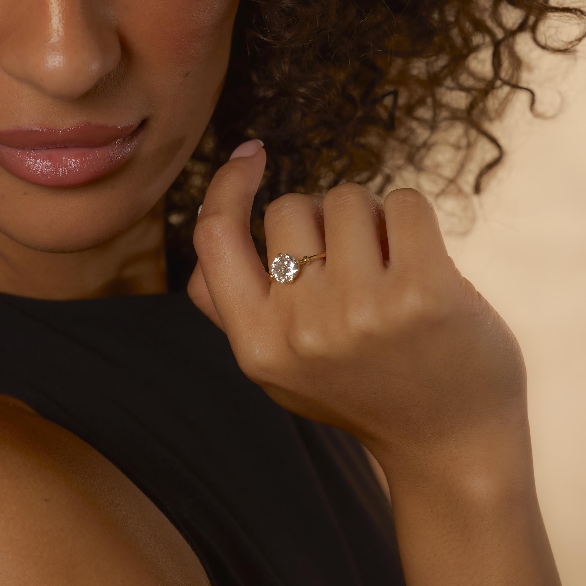 Dieser viktorianische Ring präsentiert einen 2,06 Karat schweren Diamanten im alten europäischen Schliff mit warmer J-Farbe, der wunderschön in reichhaltiges 18-karätiges Gelbgold mit zeitlosem, antikem Charme gefasst ist.