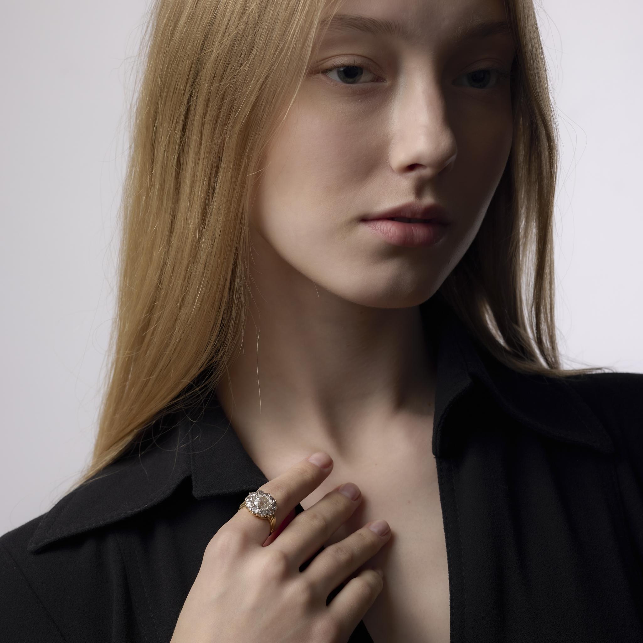 Anillo victoriano en racimo de oro amarillo de 18 quilates con diamante talla europea antigua GIA de 3,02 quilates Corte europeo antiguo en venta