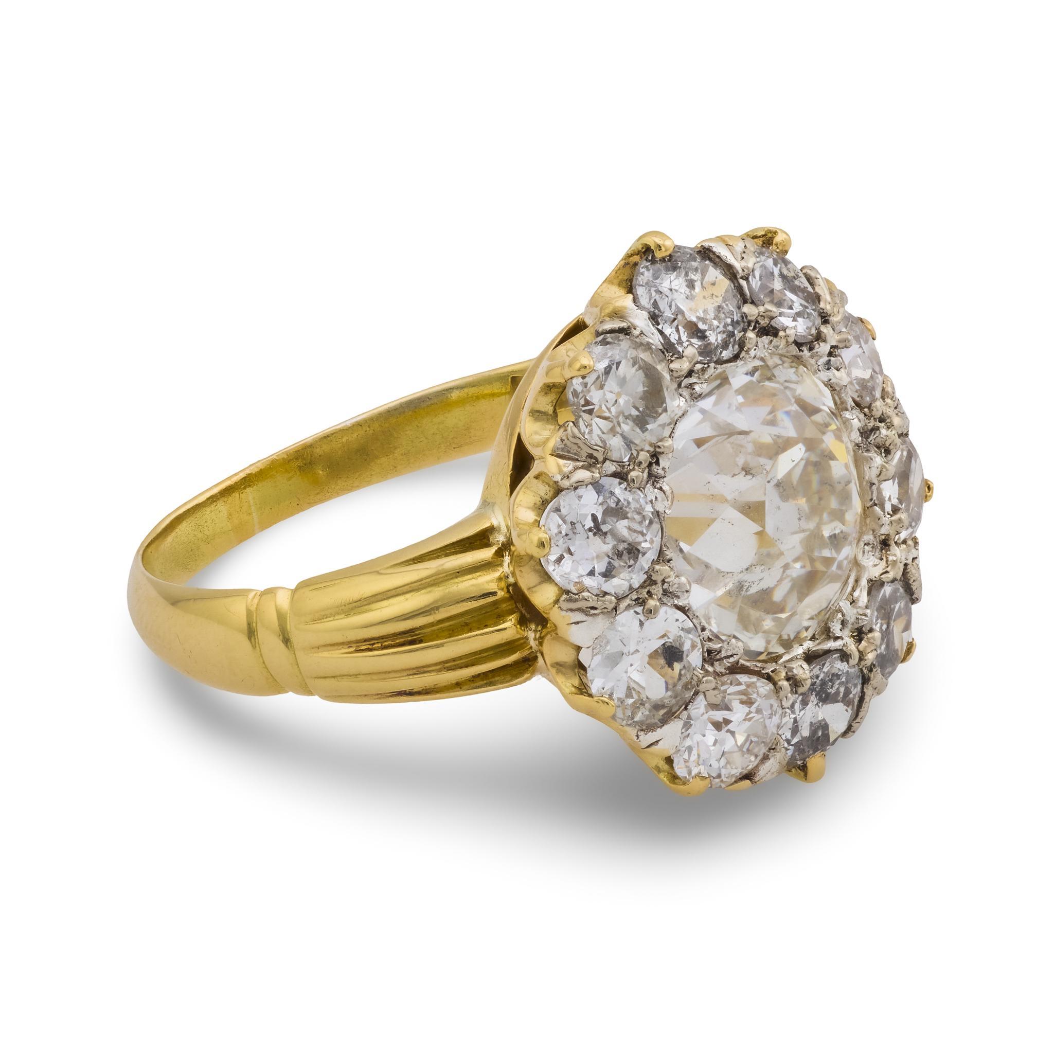 Anillo victoriano en racimo de oro amarillo de 18 quilates con diamante talla europea antigua GIA de 3,02 quilates en Bueno estado para la venta en Beverly Hills, CA