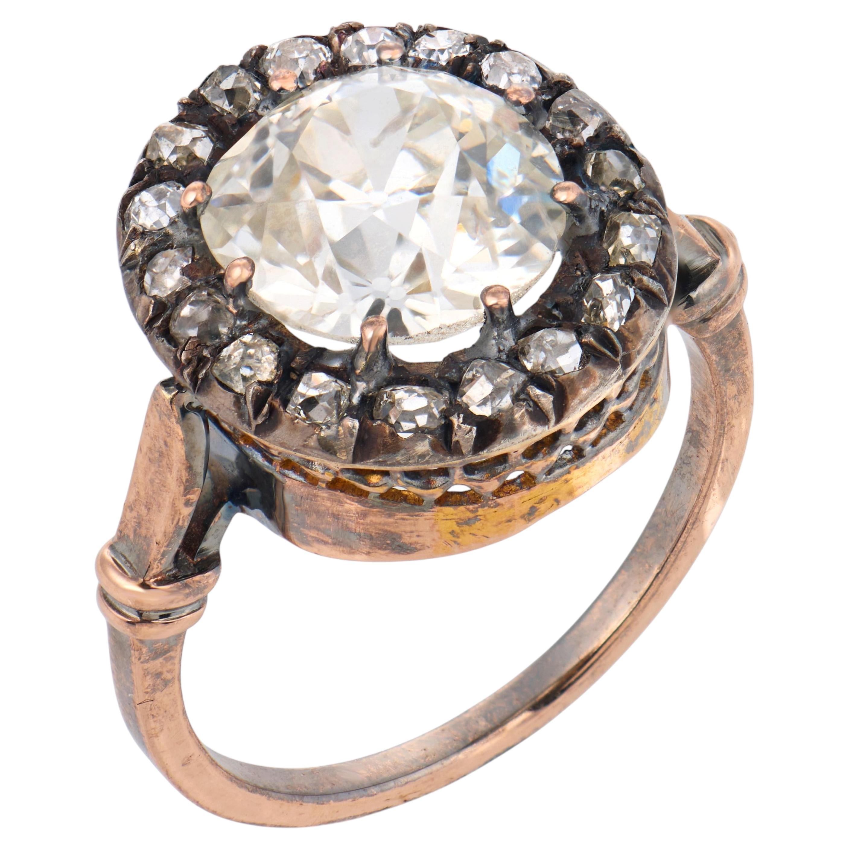 Cluster-Ring aus viktorianischer Zeit mit einem Diamanten im Old-Mine-Schliff (3,65 Karat, GIA-zertifiziert) in 14-karätigem Gelbgold