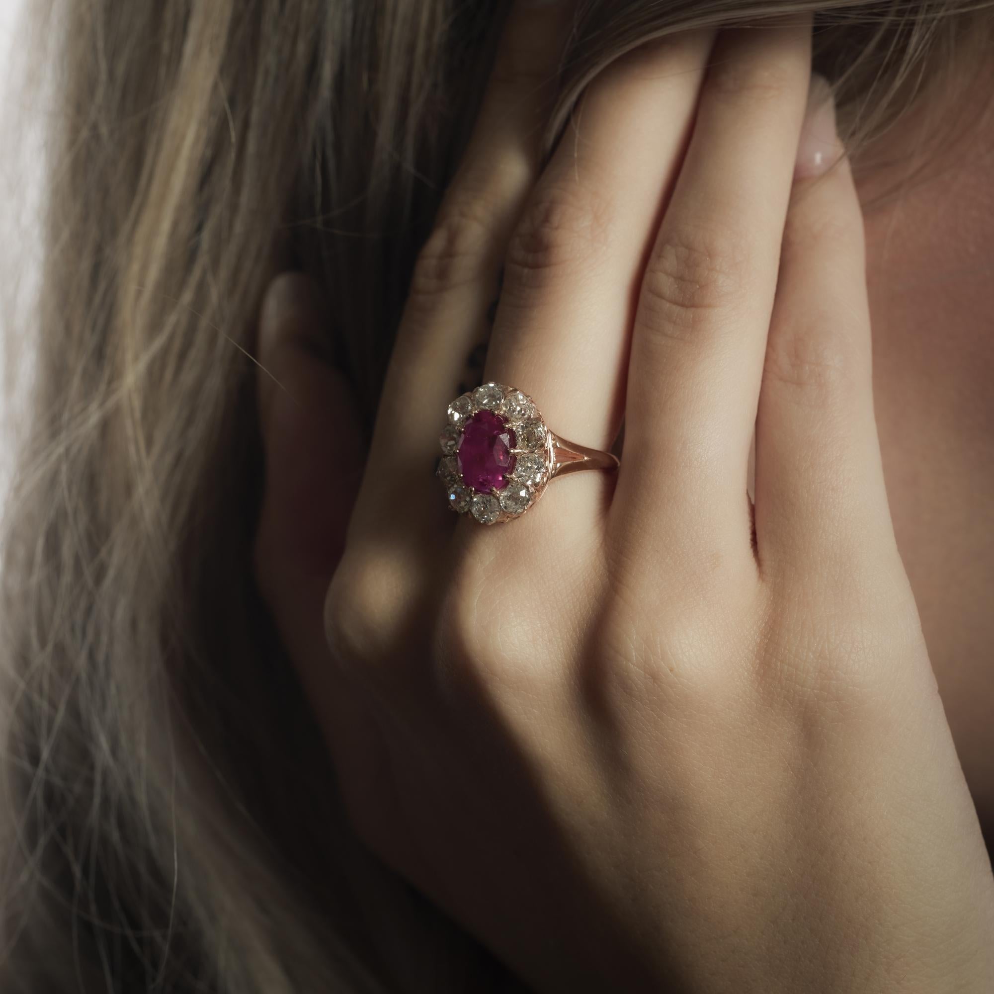 Taille ovale Bague victorienne GIA 3.68 carat Burma no heat ruby diamond 14k rose gold cluster ring en vente