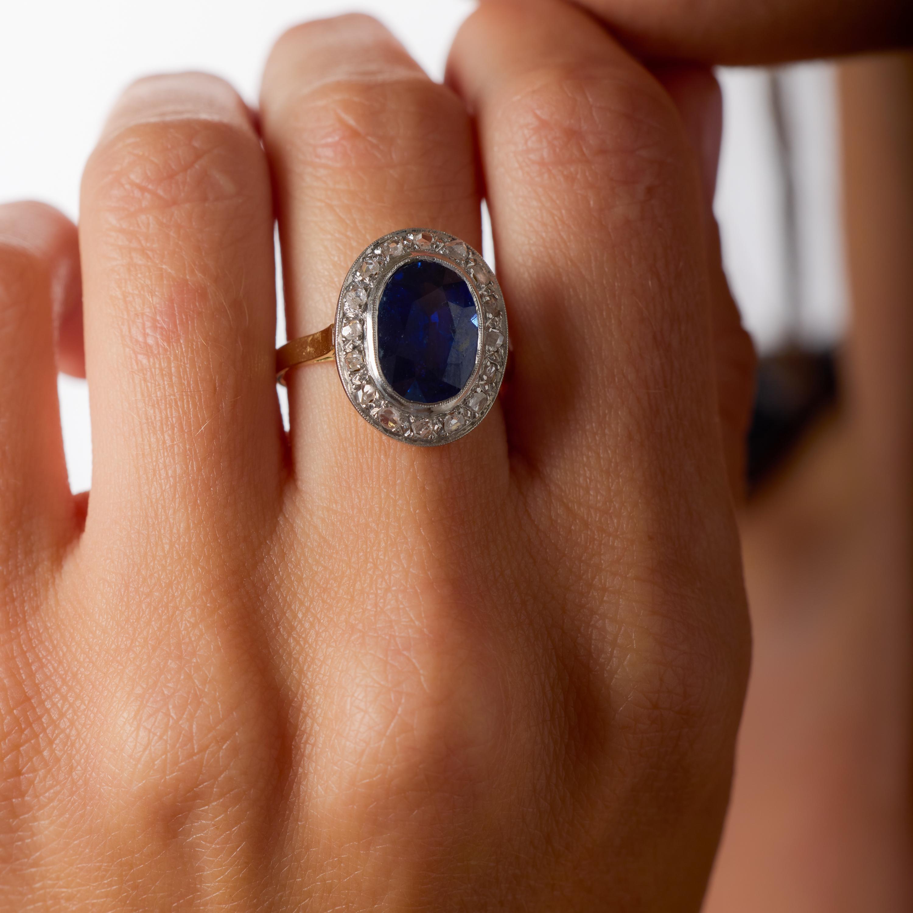 Cette bague victorienne enchanteresse incarne le romantisme, l'artisanat et l'élégance historique du début des années 1900. En son centre repose un superbe saphir de 3,81 carats, certifié GIA et provenant du Sri Lanka, qui brille d'une teinte bleue